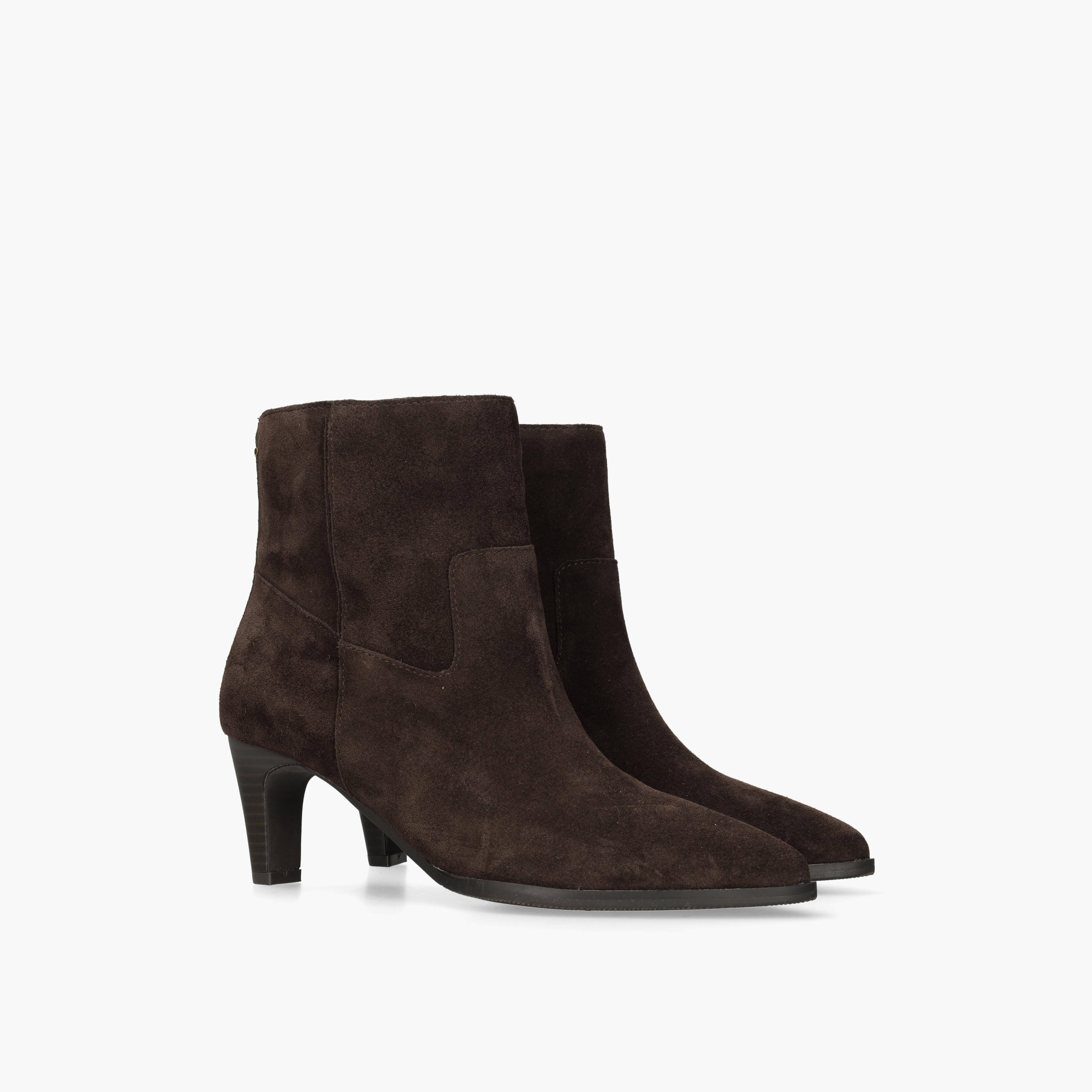 بوت بكاحل للنساء بكعب عريض وملمس بارز من مكس-women-shoes-boots-image-1