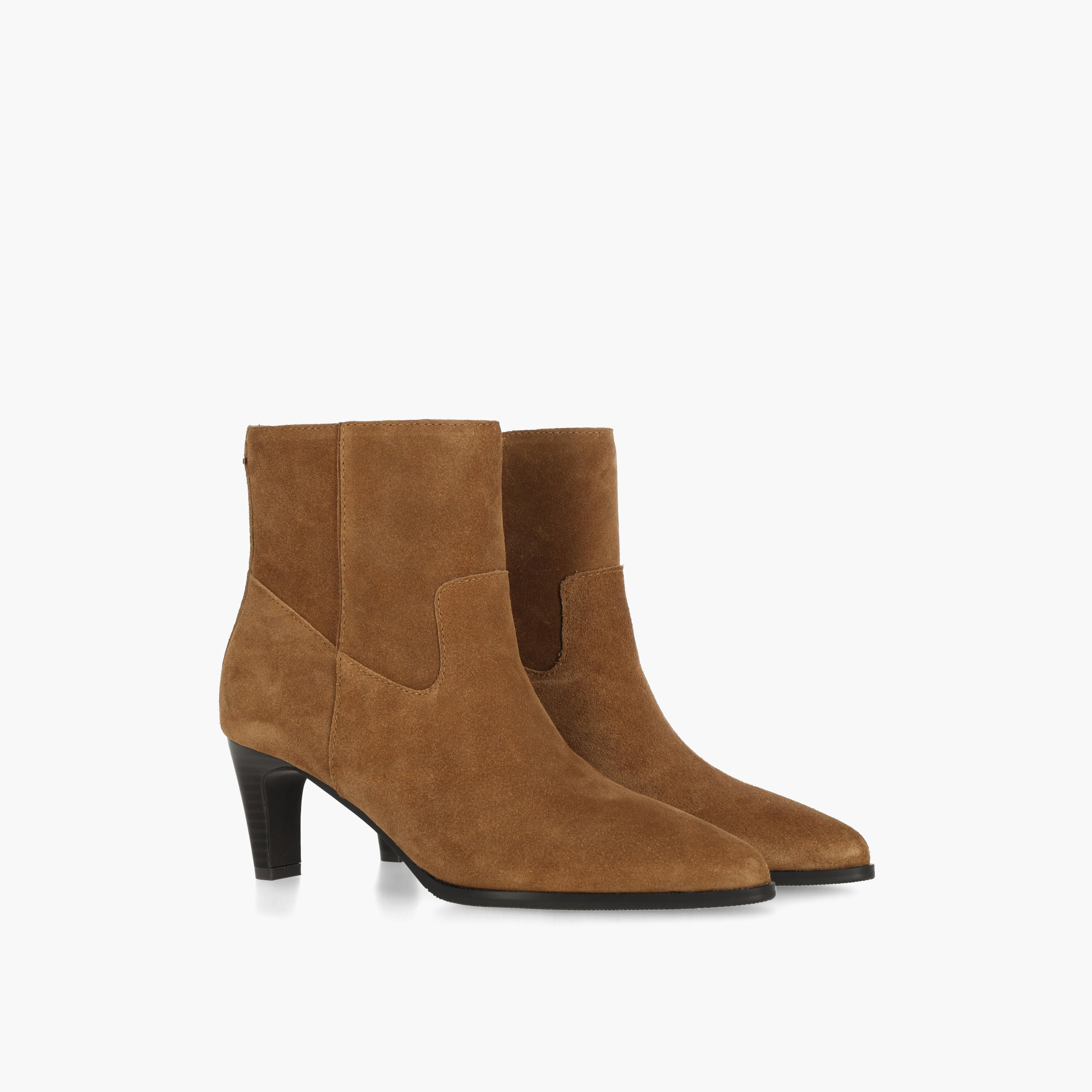 بوت بكاحل للنساء بكعب عريض وملمس بارز من مكس-women-shoes-boots-image-1