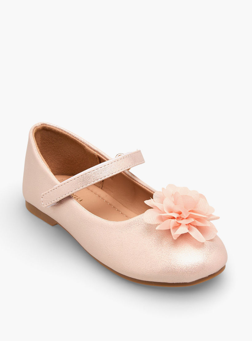 حذاء ماري جين مزين بزهور للبنات من فلورا بيلا-girls-shoes-maryjanes-image-2