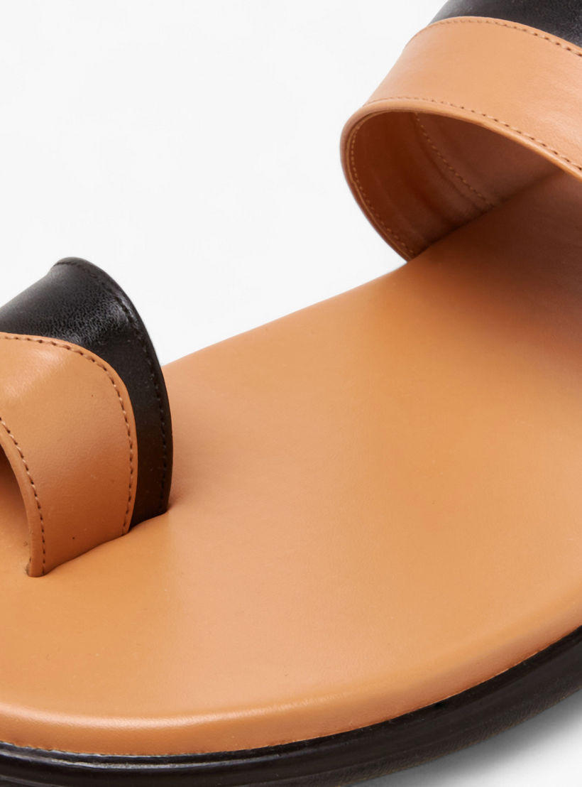 صندل عربي بتفاصيل حلقة إصبع وبقوالب ملونة للرجال من الواحة-men-shoes-sandals-image-4