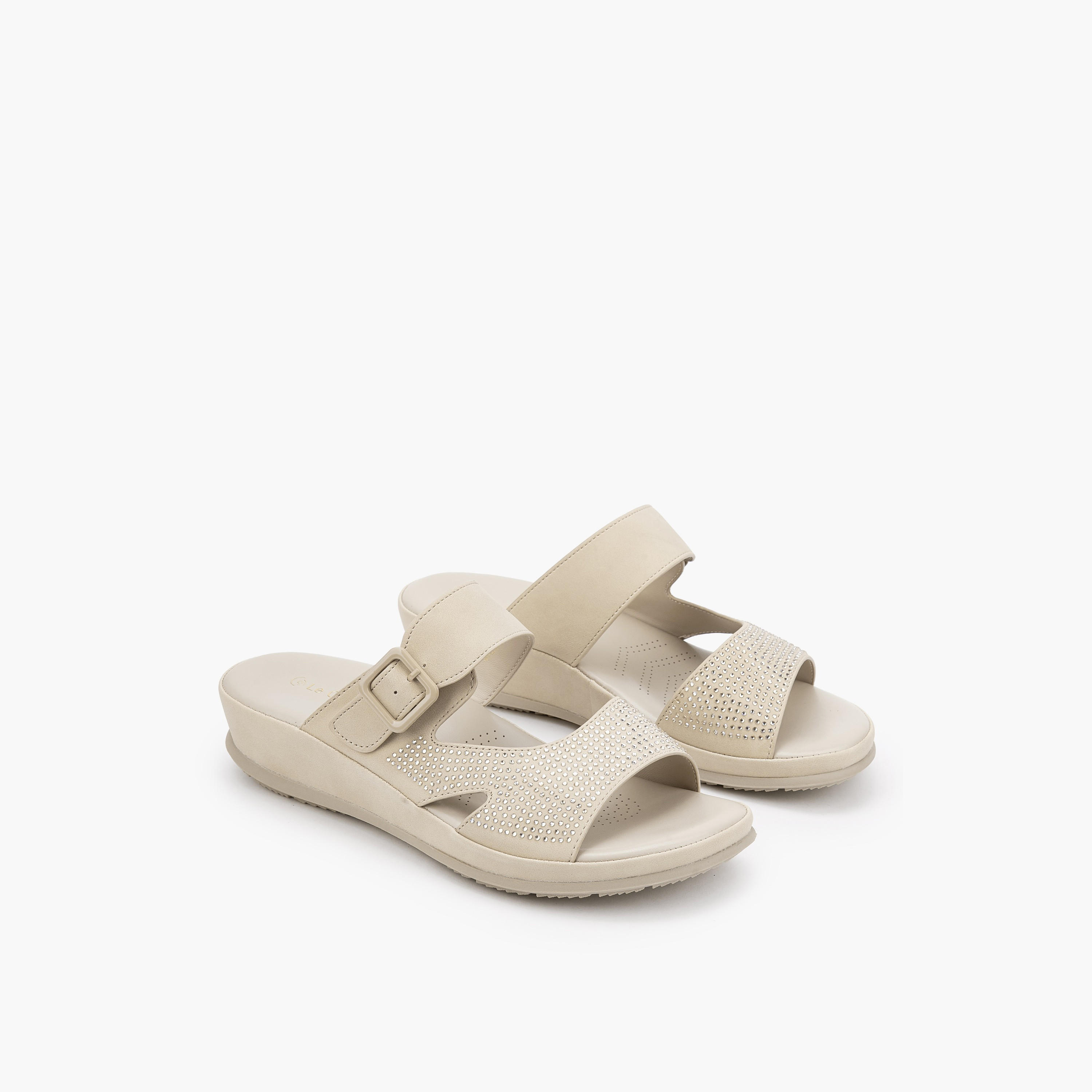 صندل مريح مزين بتفاصيل للنساء من لو كونفورت-women-shoes-flats-sandals-image-1