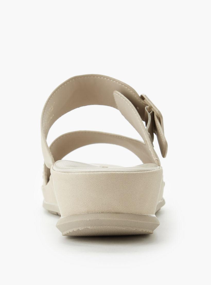 صندل مريح مزين بتفاصيل للنساء من لو كونفورت-women-shoes-flats-sandals-image-5
