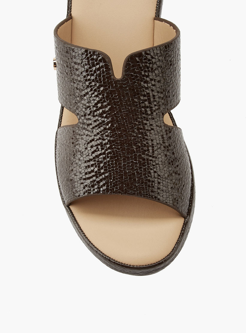 صندل سهل الارتداء وبارز الملمس بكعب سميك من فلورا بيلا-women-shoes-sandals-heeled-image-4