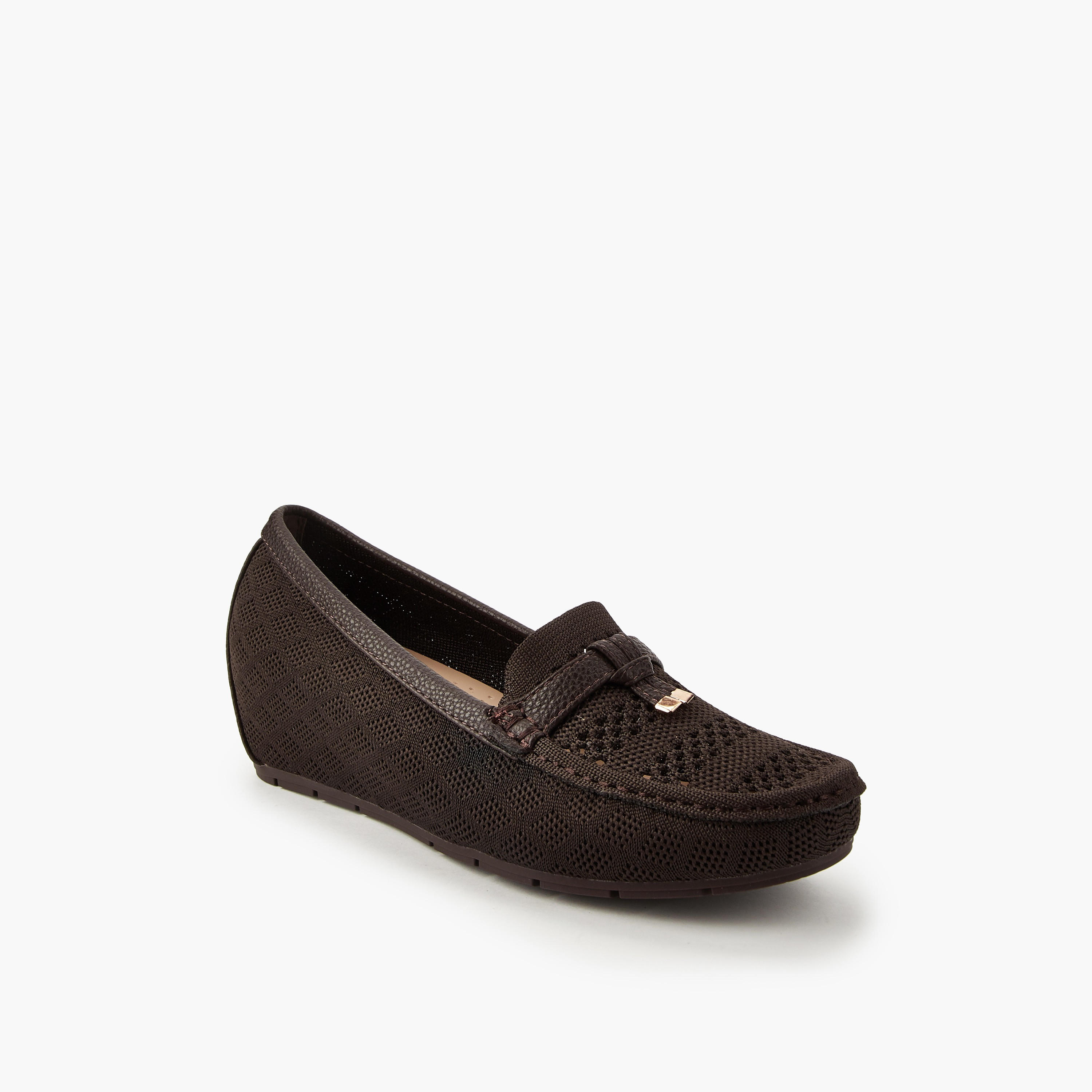 حذاء لوفر بكعب ويدج وثقوب تهوية للنساء من فلورا بيلا-women-shoes-heels-image-3