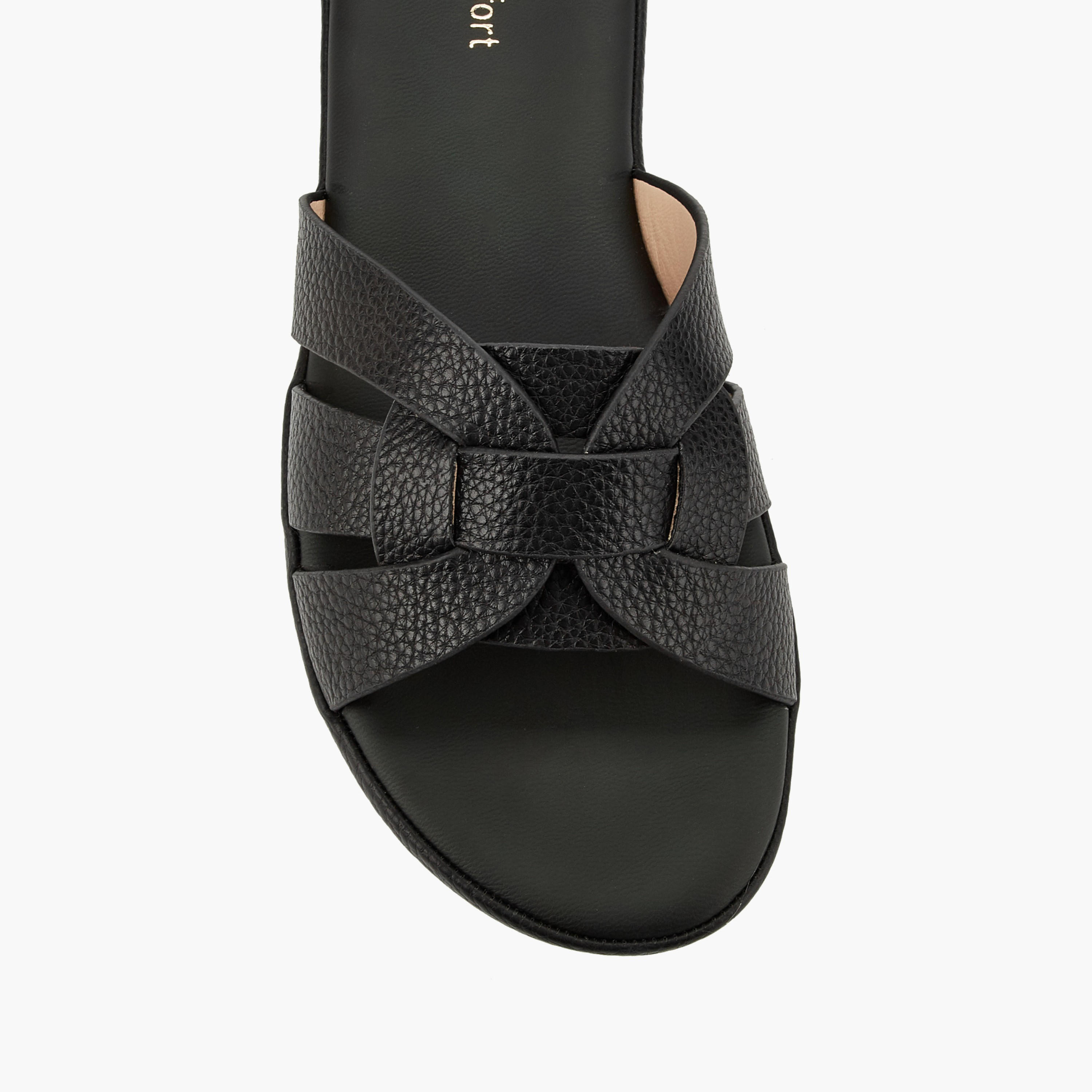 صندل بارز الملمس وسهل الارتداء للنساء من لو كونفورت-women-shoes-sandals-flats-image-4