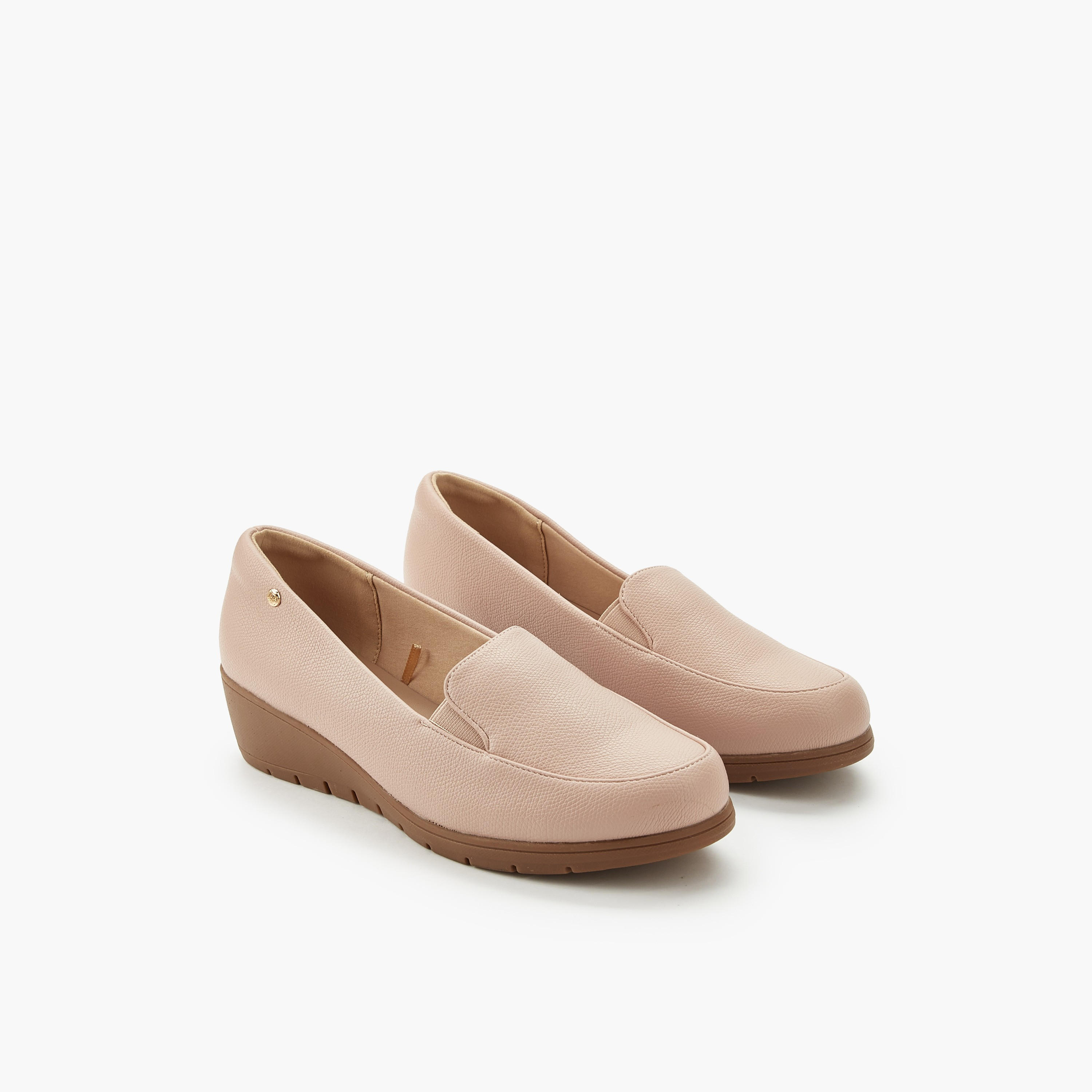 حذاء لوفر بكعب ويدج من فلورا بيلا-women-shoes-heels-image-1
