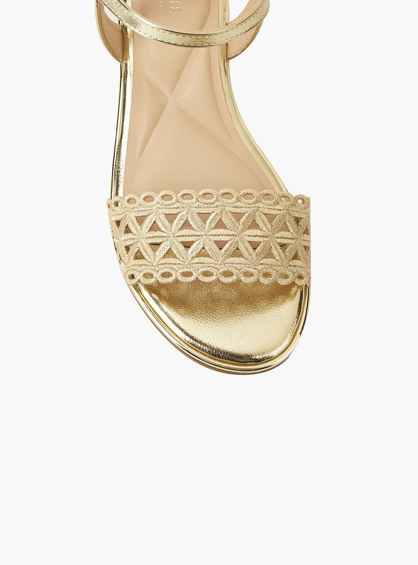 صندل بحزام وإبزيم إغلاق للنساء من سيليست-women-shoes-flats-sandals-image-4