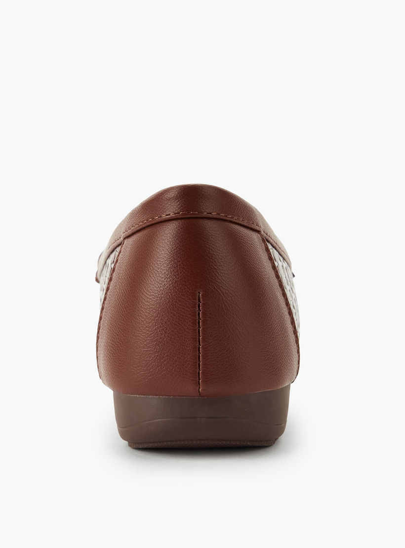 حذاء موكاسين بزينة شرّابة للنساء من فلورا بيلا-women-shoes-flats-moccasins-image-4