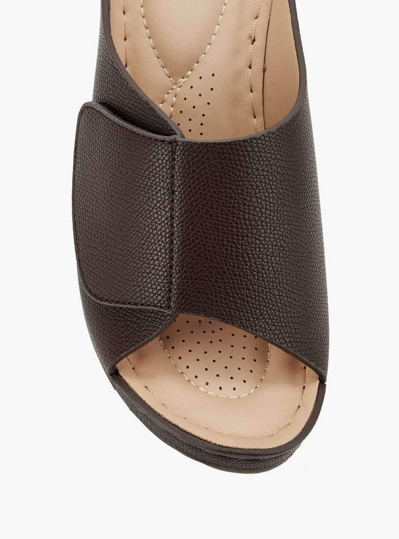 صندل ويدج بارز الملمس للنساء من فلورا بيلا-women-shoes-sandals-heeled-image-4