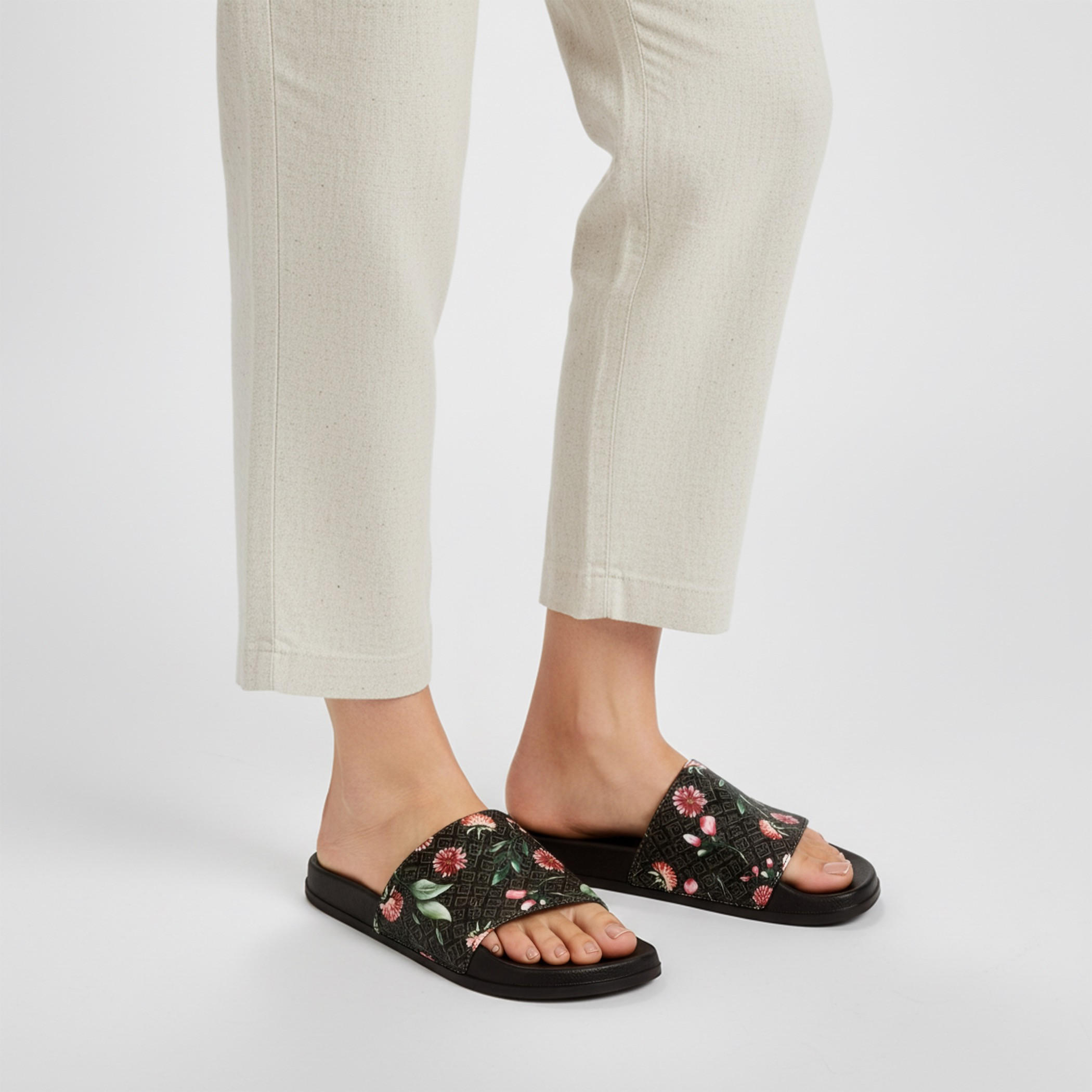 شبشب بطبعات زهور مونوجرام للنساء من فلورا بيلا-women-shoes-flipflopsandslides-image-2