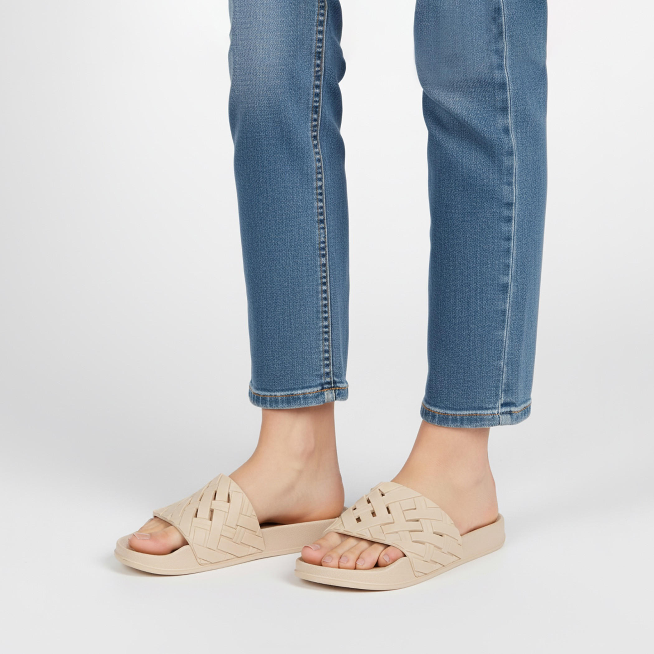 شبشب بملمس مموج بارز للنساء من فلورا بيلا-women-shoes-flipflopsandslides-image-2