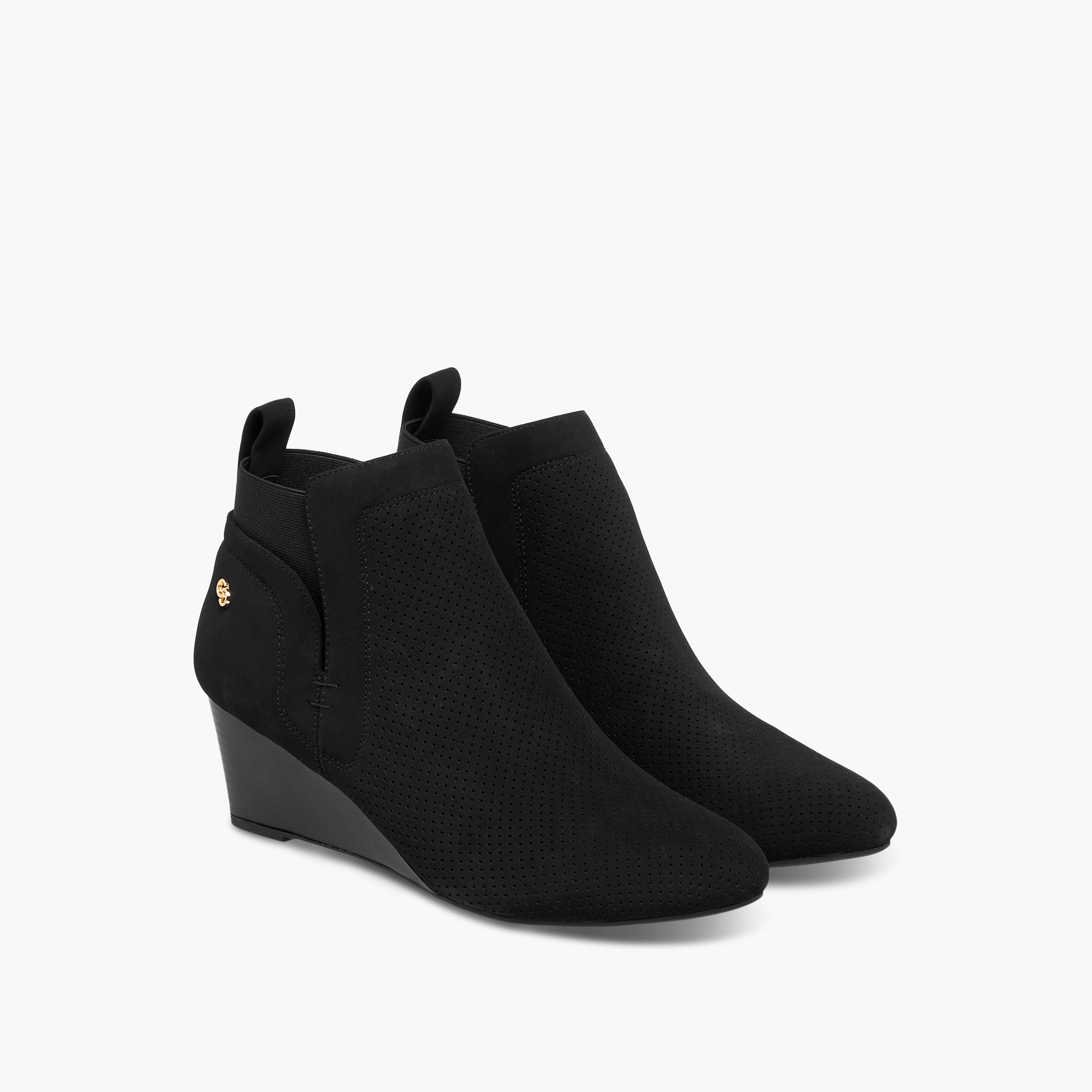 بوت طول الكاحل بكعب ويدج بتصميم مثقوب للنساء من سيليست-women-shoes-boots-image-1