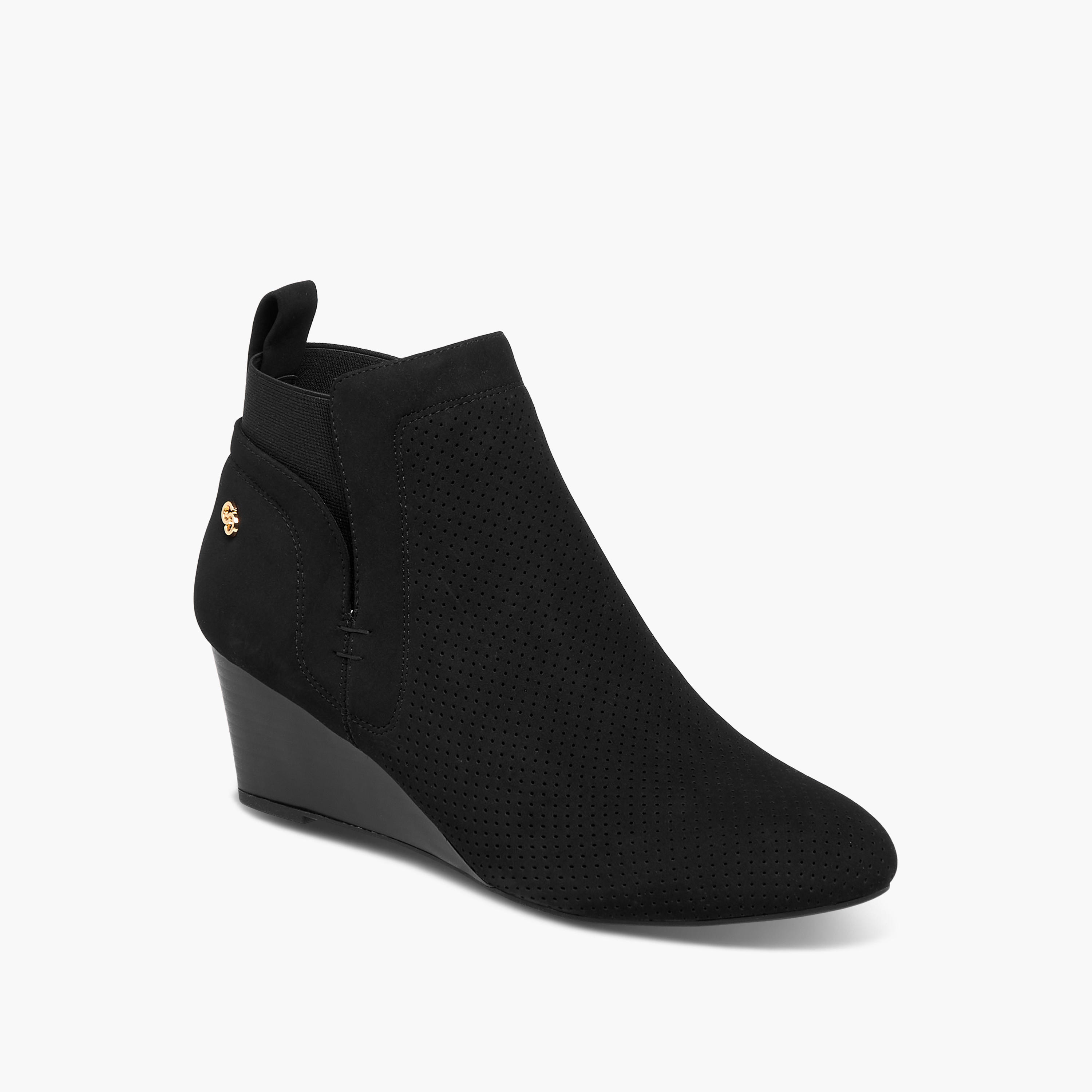 بوت طول الكاحل بكعب ويدج بتصميم مثقوب للنساء من سيليست-women-shoes-boots-image-2