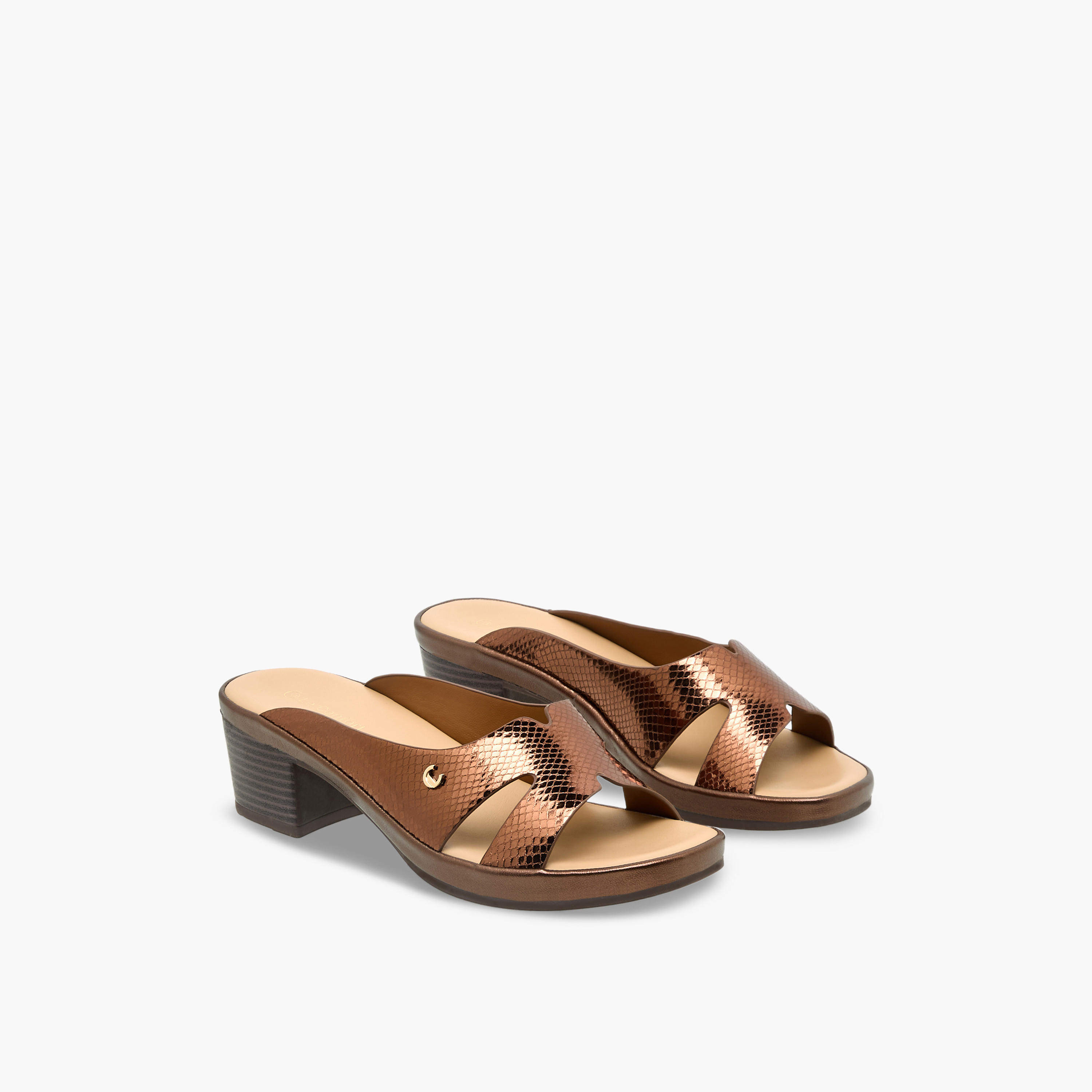 صندل بكعب عريض وأحزمة متقاطعة للنساء من لو كونفور-women-shoes-sandals-heeled-image-1