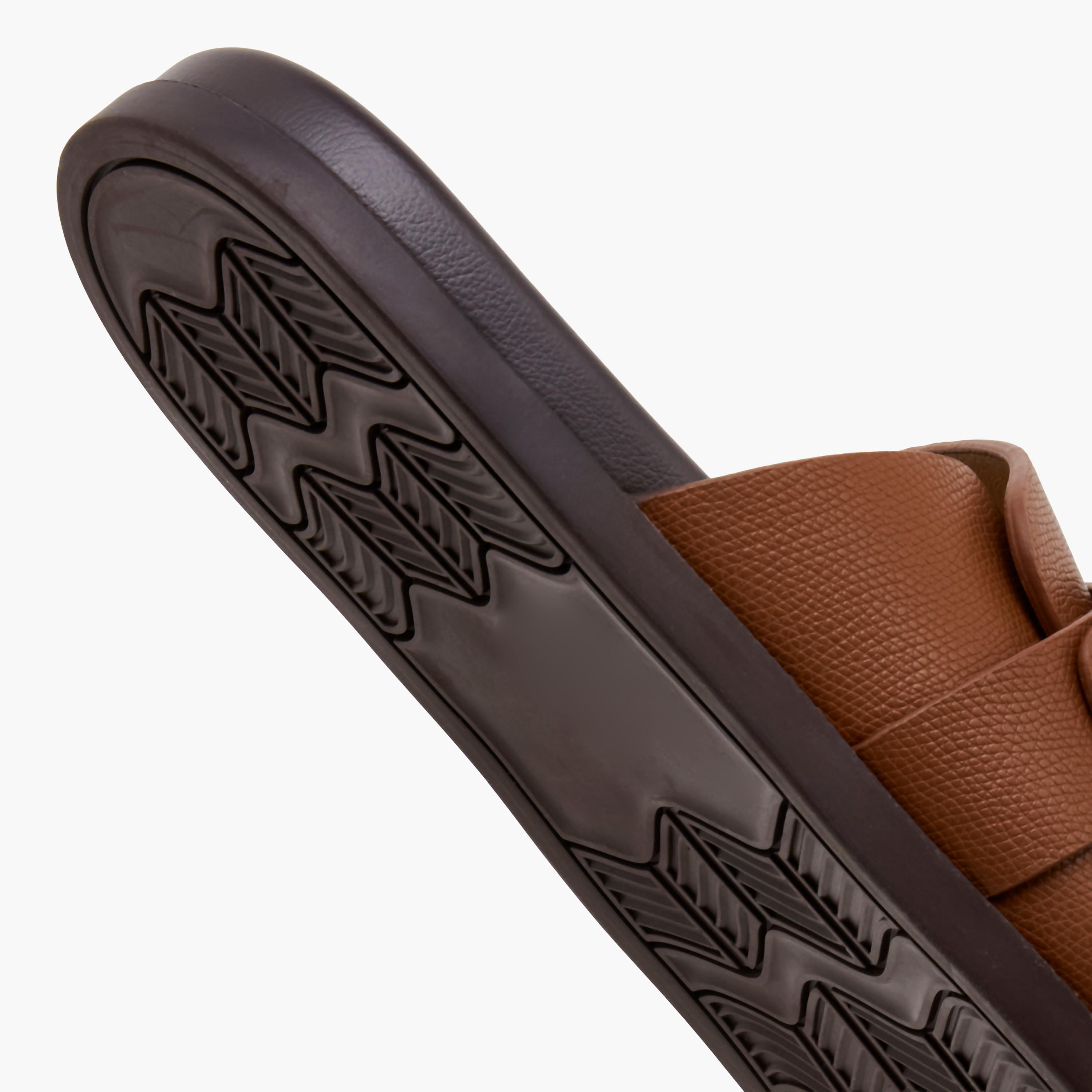 صندل رجالي مريح بتفاصيل إبزيم من إل بي إل بواسطة شو إكسبريس-men-shoes-sandals-image-6
