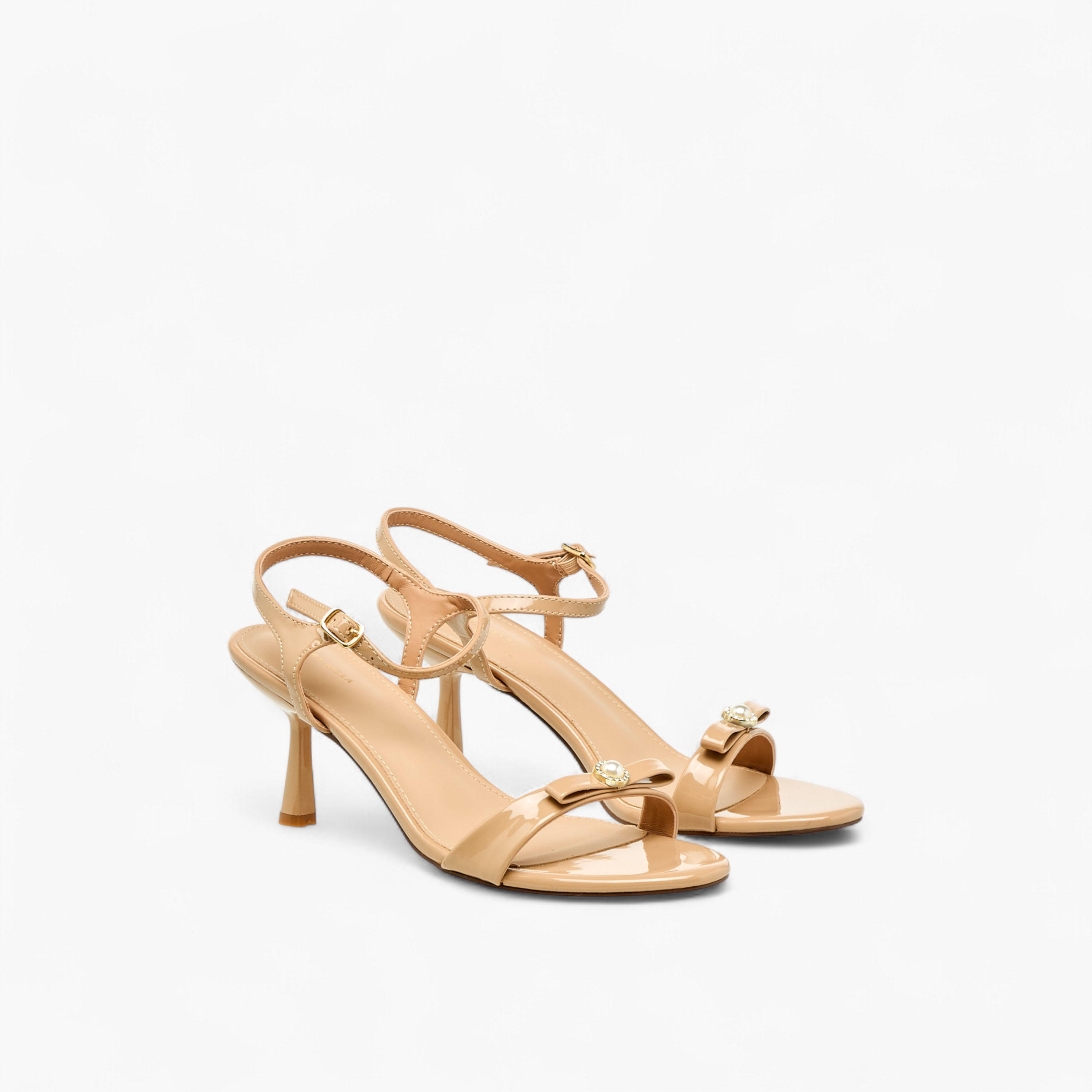صندل بحزام وكعب مدبب وتفاصيل فيونكة للنساء من فلورا بيلا-women-shoes-sandals-heeled-image-1