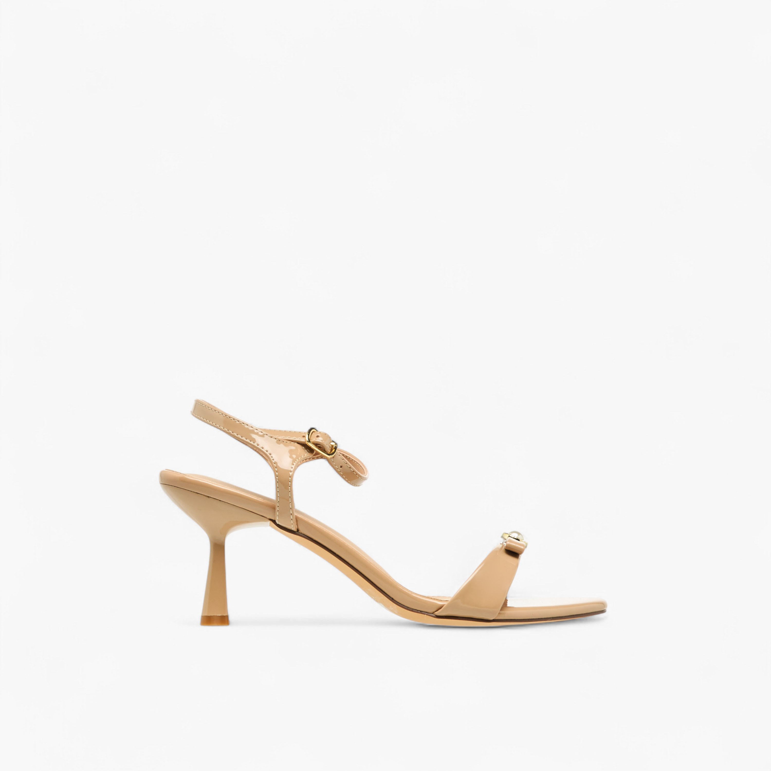صندل بحزام وكعب مدبب وتفاصيل فيونكة للنساء من فلورا بيلا-women-shoes-sandals-heeled-image-3