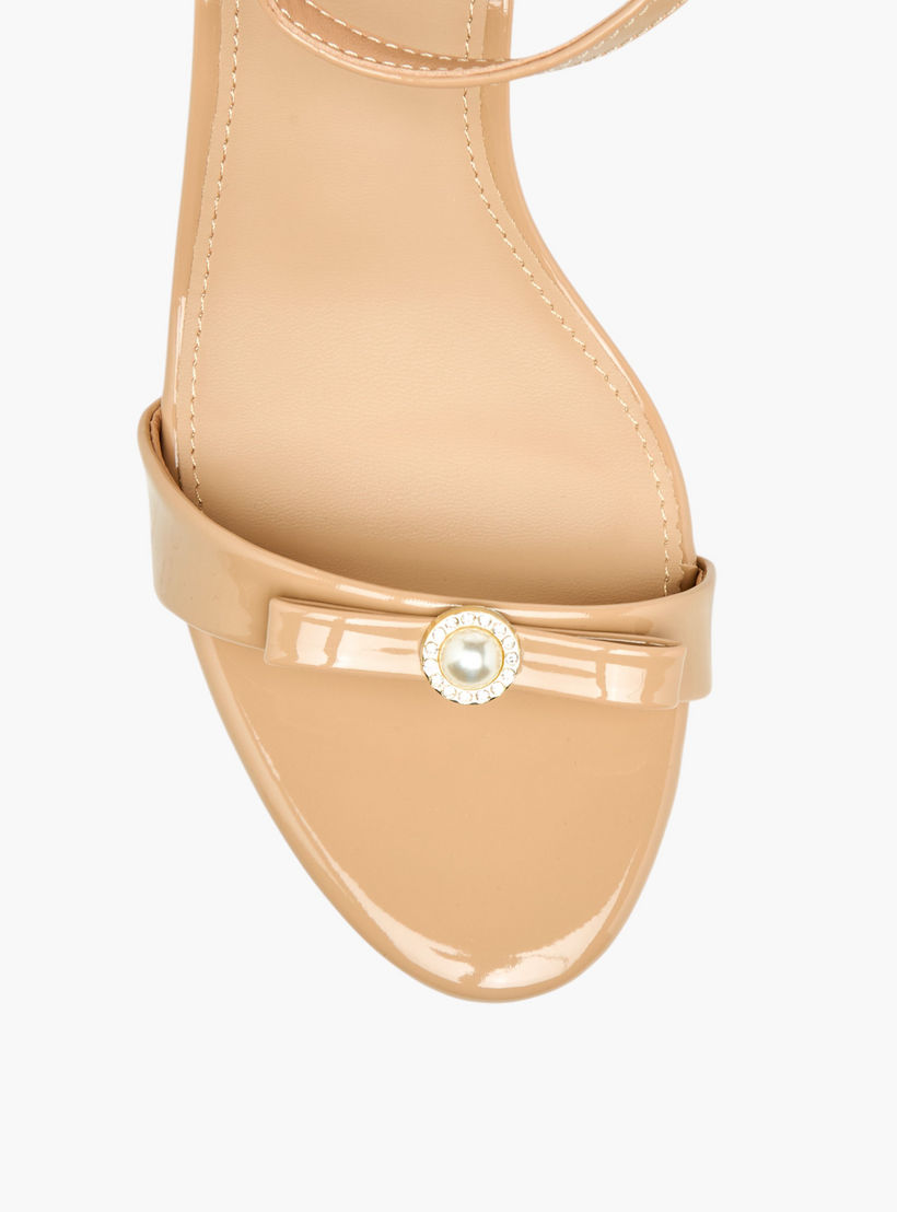 صندل بحزام وكعب مدبب وتفاصيل فيونكة للنساء من فلورا بيلا-women-shoes-sandals-heeled-image-4