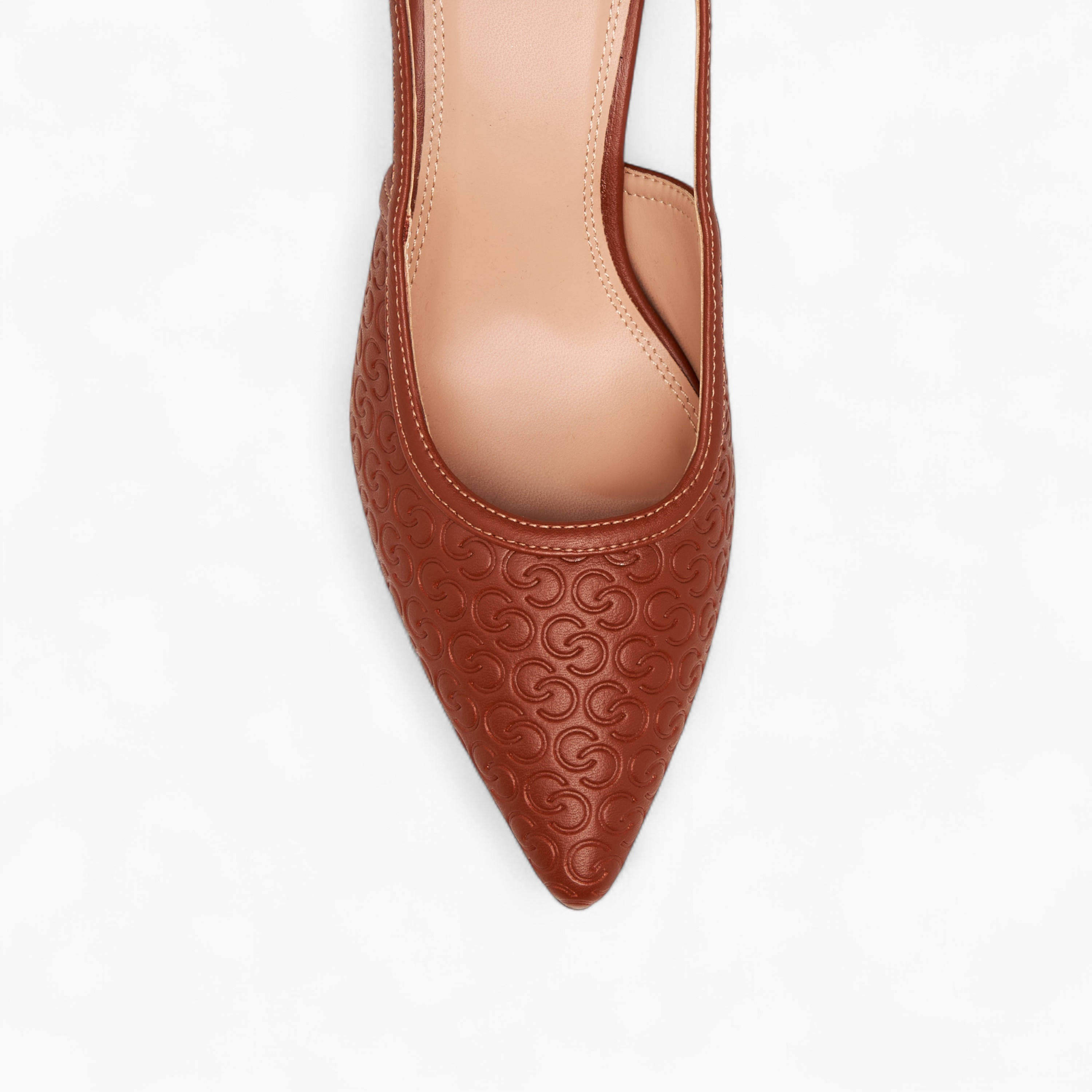 حذاء بنقوش مونوجرام ومقدمة مدببة وكعب سميك للنساء من سيليست-women-shoes-heels-image-4