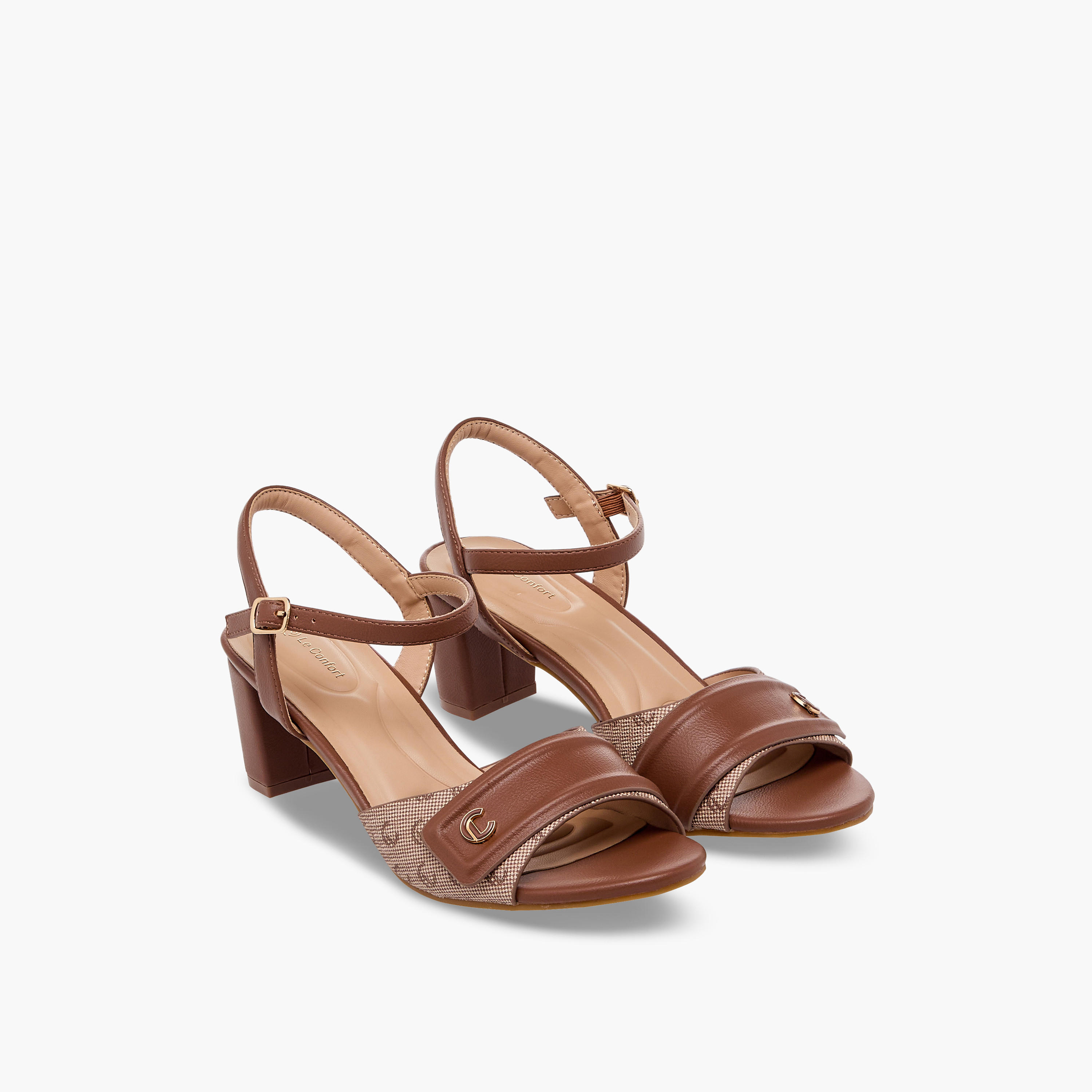 صندل بكعب سميك وطبعات مونوجرام للنساء من لو كونفورت-women-shoes-sandals-heeled-image-1