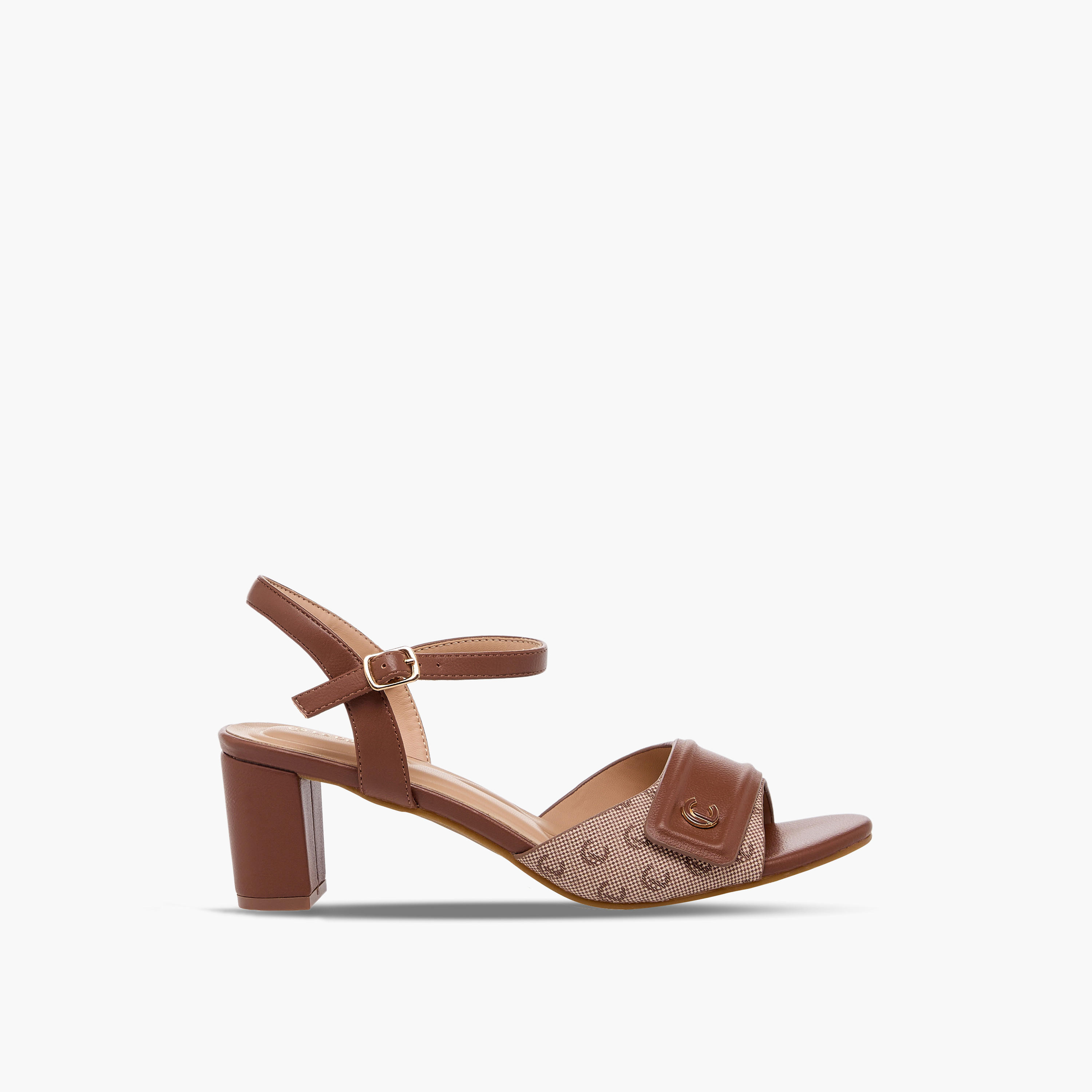 صندل بكعب سميك وطبعات مونوجرام للنساء من لو كونفورت-women-shoes-sandals-heeled-image-3