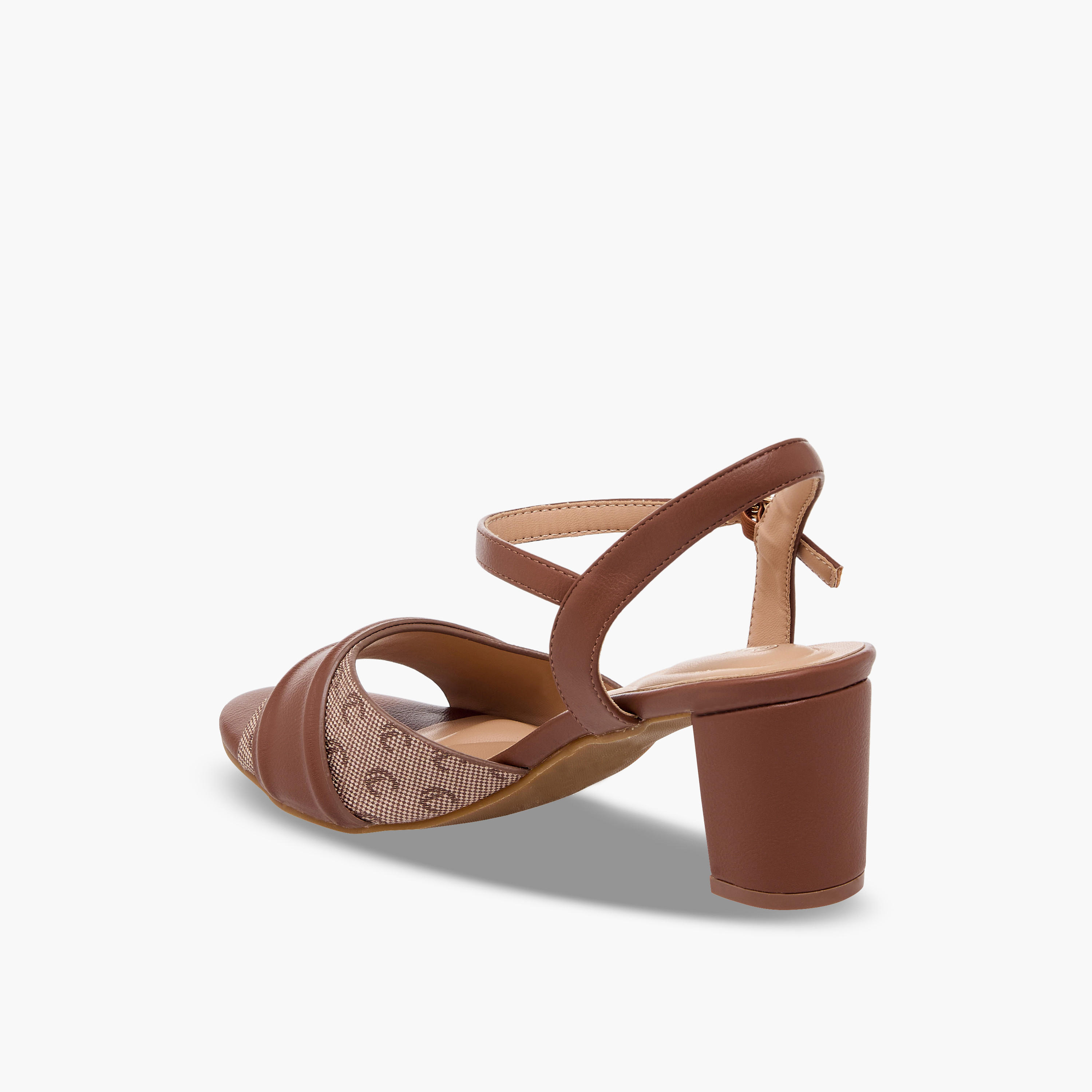 صندل بكعب سميك وطبعات مونوجرام للنساء من لو كونفورت-women-shoes-sandals-heeled-image-5