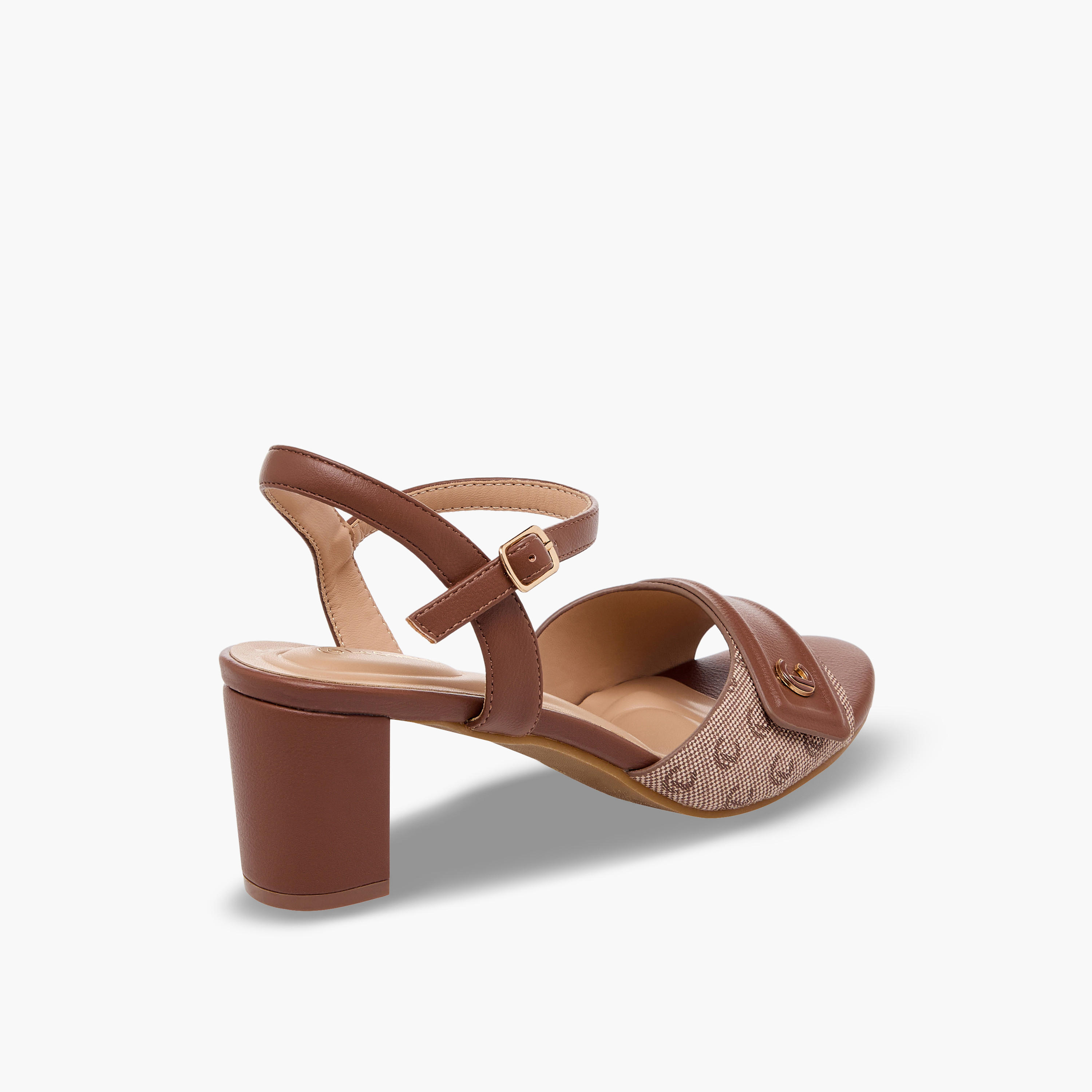 صندل بكعب سميك وطبعات مونوجرام للنساء من لو كونفورت-women-shoes-sandals-heeled-image-6
