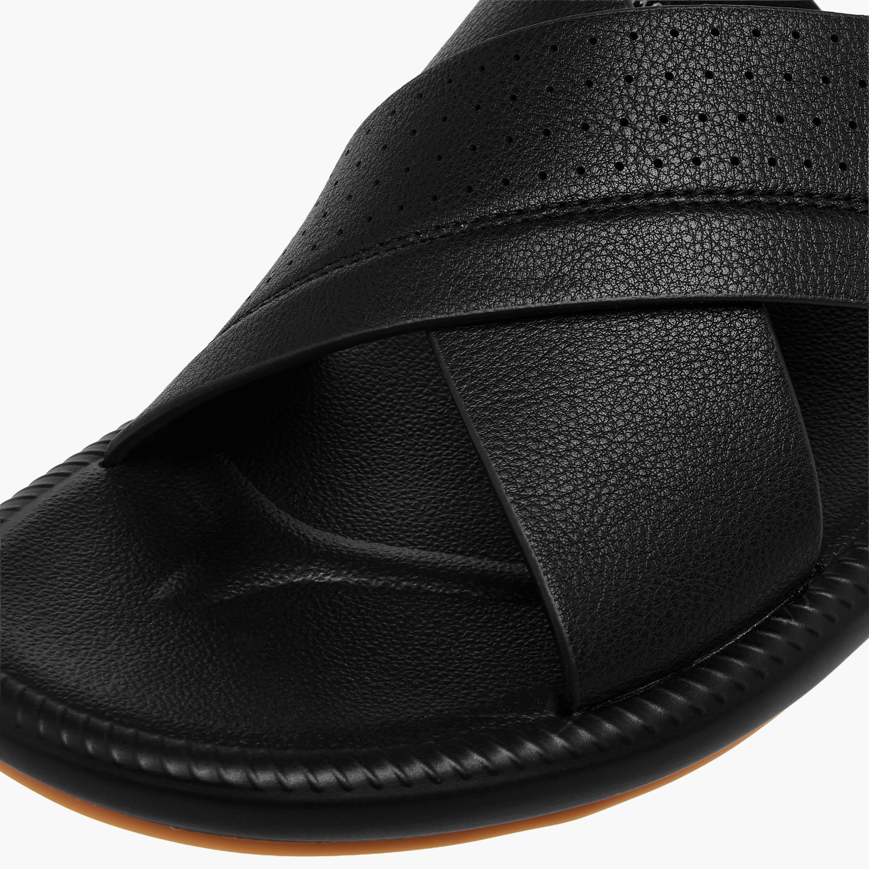 صندل مريح بحزام متقاطع للرجال من أل بي أل من شو إكسبريس-men-shoes-sandals-image-4