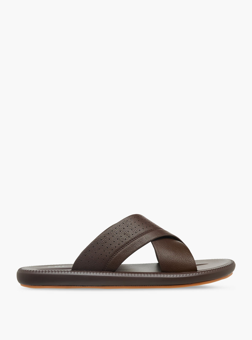 صندل مريح بحزام متقاطع للرجال من أل بي أل من شو إكسبريس-men-shoes-sandals-image-3