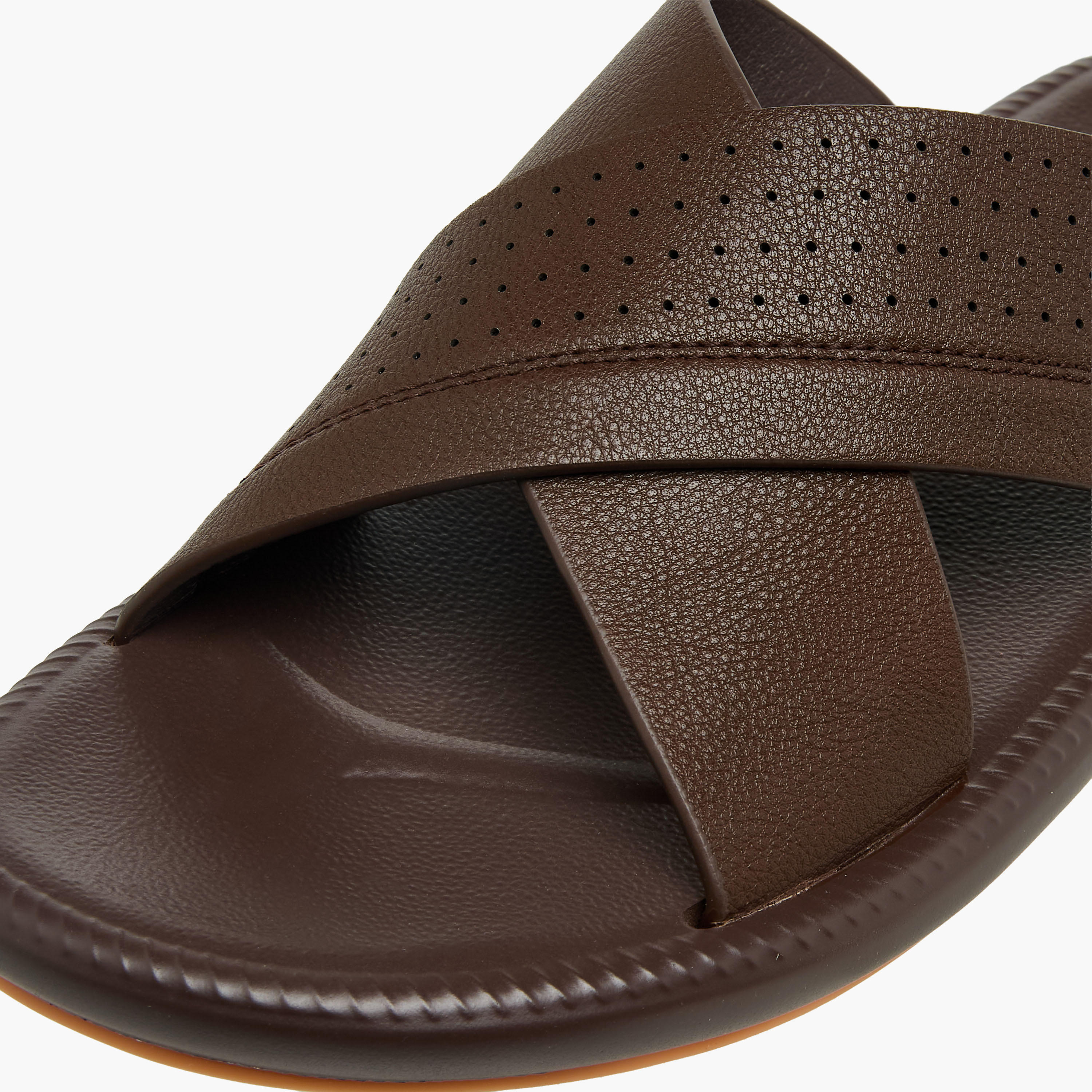 صندل مريح بحزام متقاطع للرجال من أل بي أل من شو إكسبريس-men-shoes-sandals-image-4