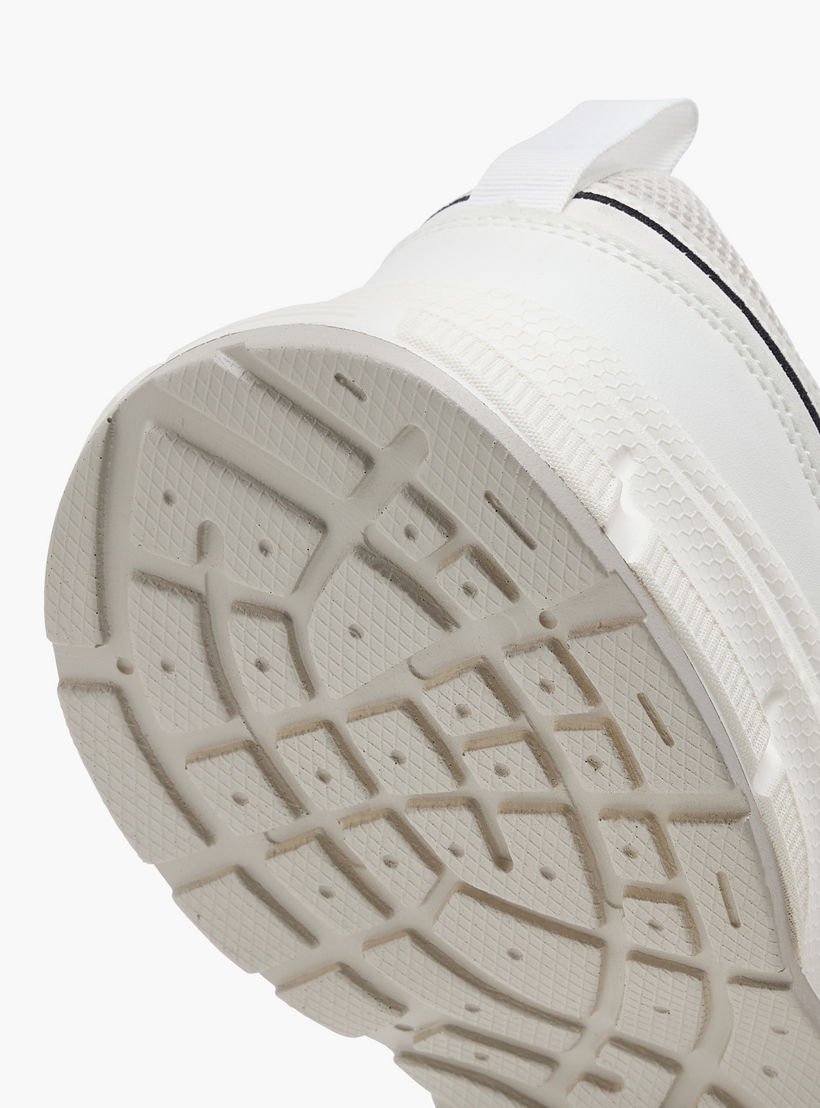حذاء سنيكرز بألواح مع رباط إغلاق من فلورا بيلا-women-shoes-sneakers-image-5