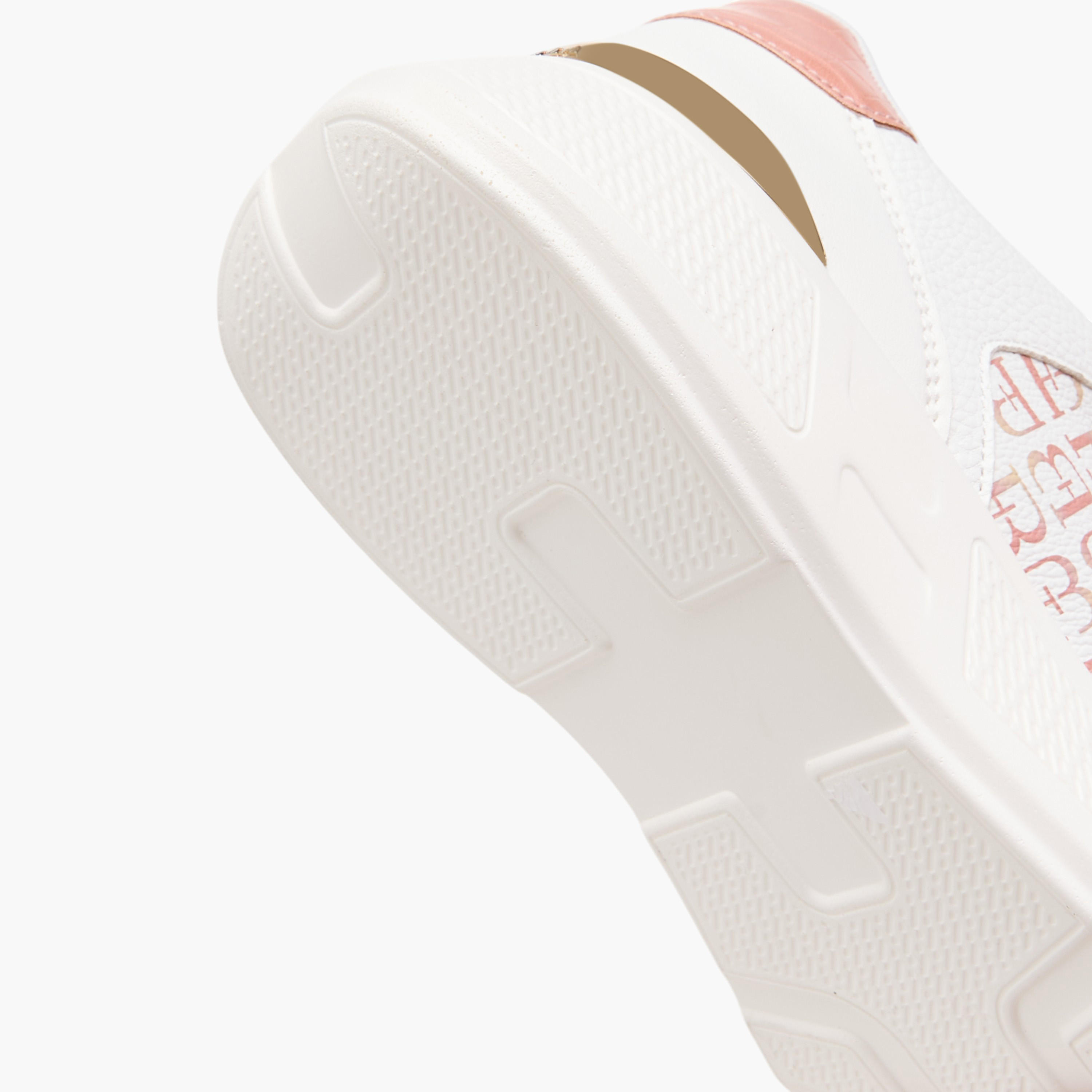 حذاء سنيكرز برباط إغلاق وطبعات مونوجرام من فلورا بيلا-women-shoes-sneakers-image-5