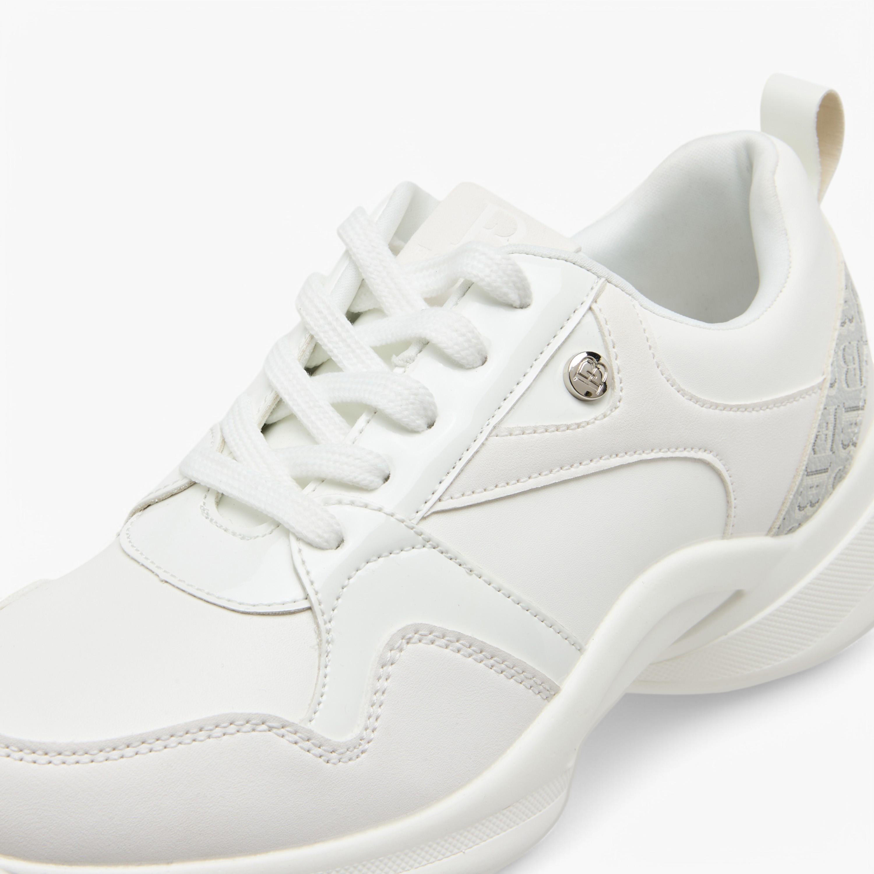 حذاء سنيكرز برباط إغلاق وتفاصيل مونوجرام من فلورا بيلا-women-shoes-sneakers-image-4
