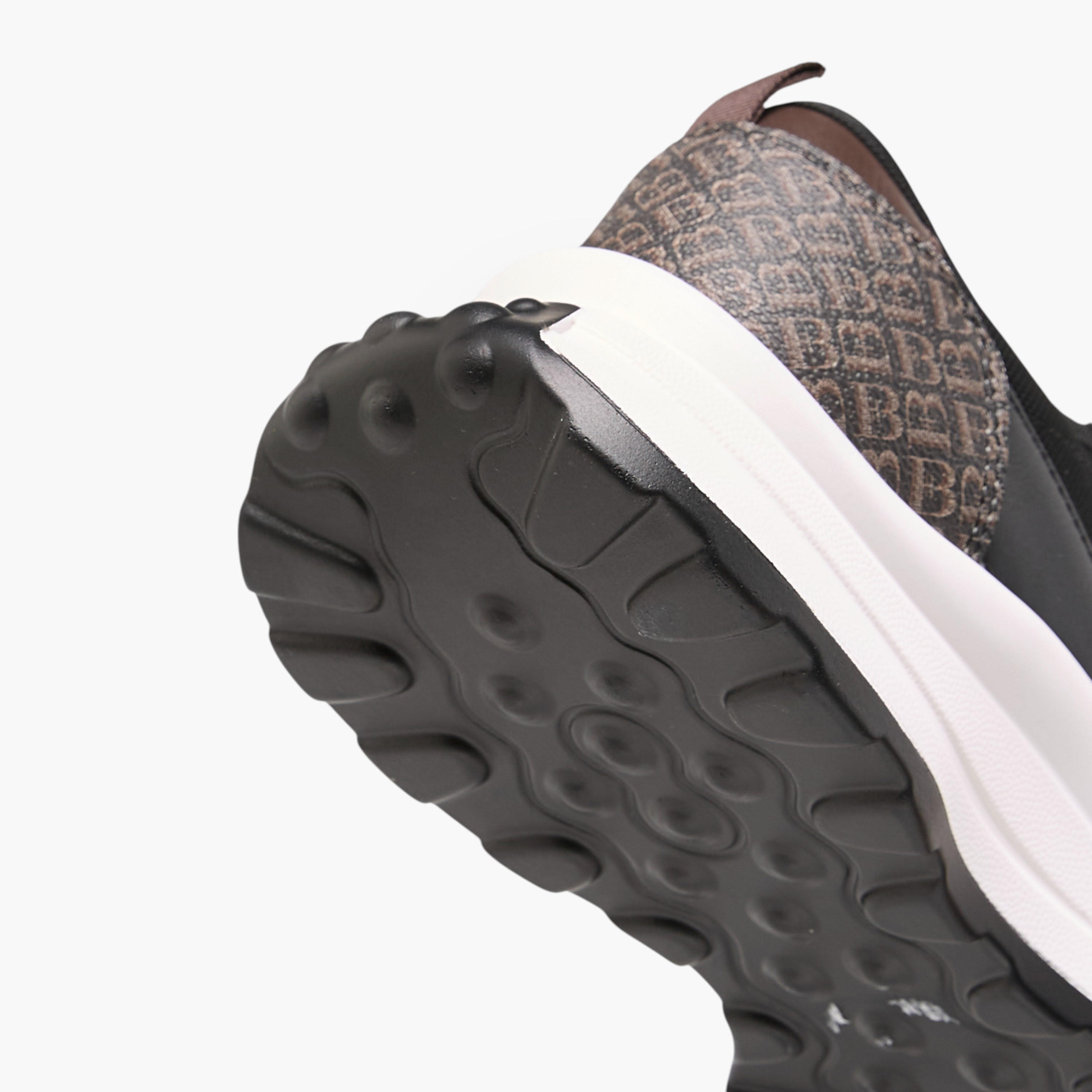 حذاء سنيكرز برباط إغلاق وطبعات مونوجرام من فلورا بيلا-women-shoes-sneakers-image-5