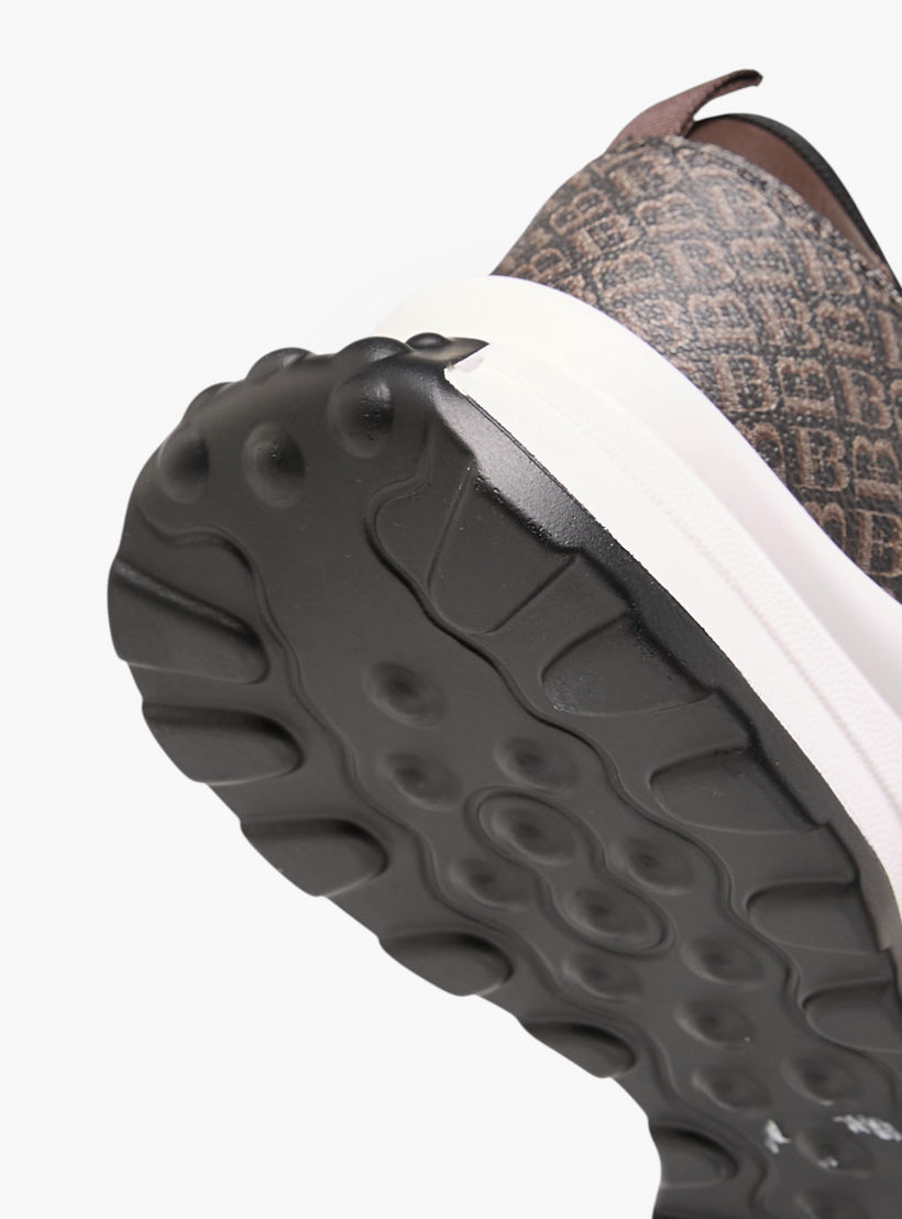 حذاء سنيكرز برباط إغلاق وطبعات مونوجرام من فلورا بيلا-women-shoes-sneakers-image-5