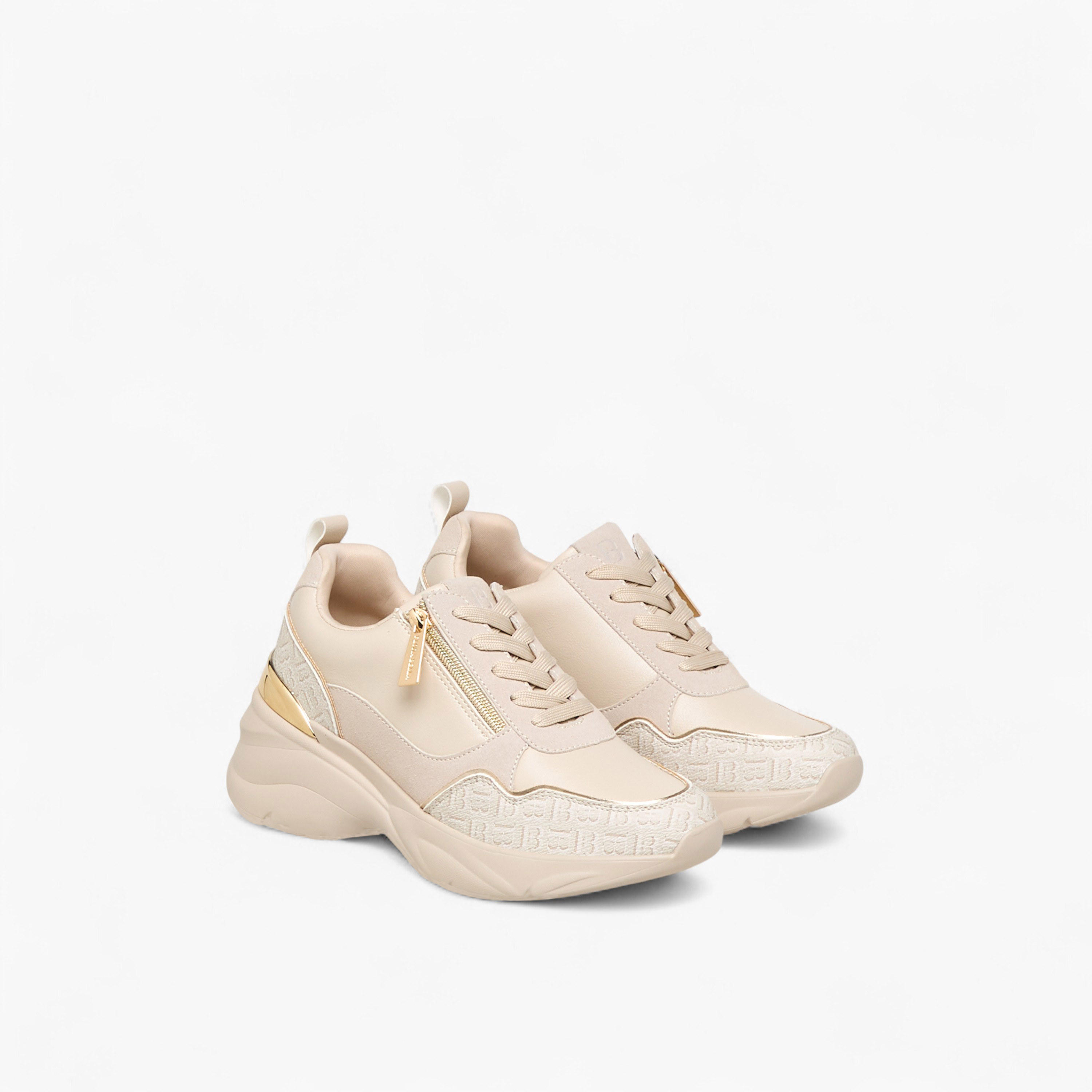 حذاء سنيكرز برباط إغلاق وشريط مونوجرام للنساء من فلورا بيلا-women-shoes-sneakers-image-1