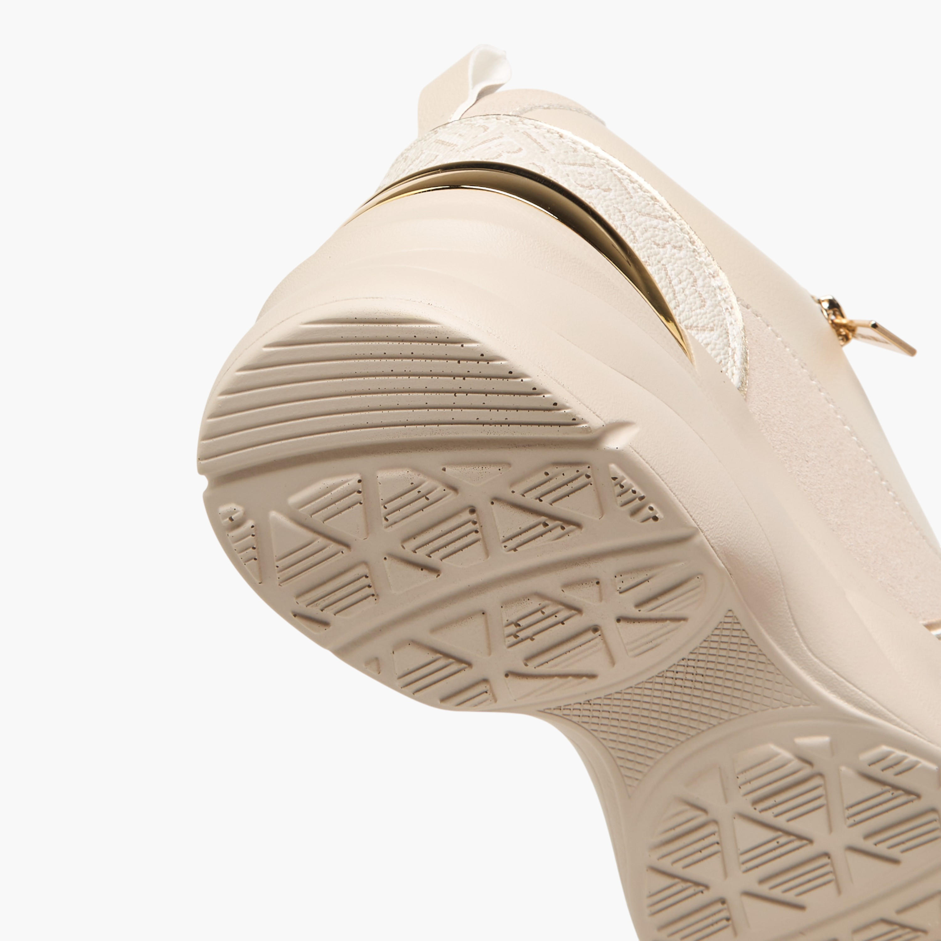 حذاء سنيكرز برباط إغلاق وشريط مونوجرام للنساء من فلورا بيلا-women-shoes-sneakers-image-5