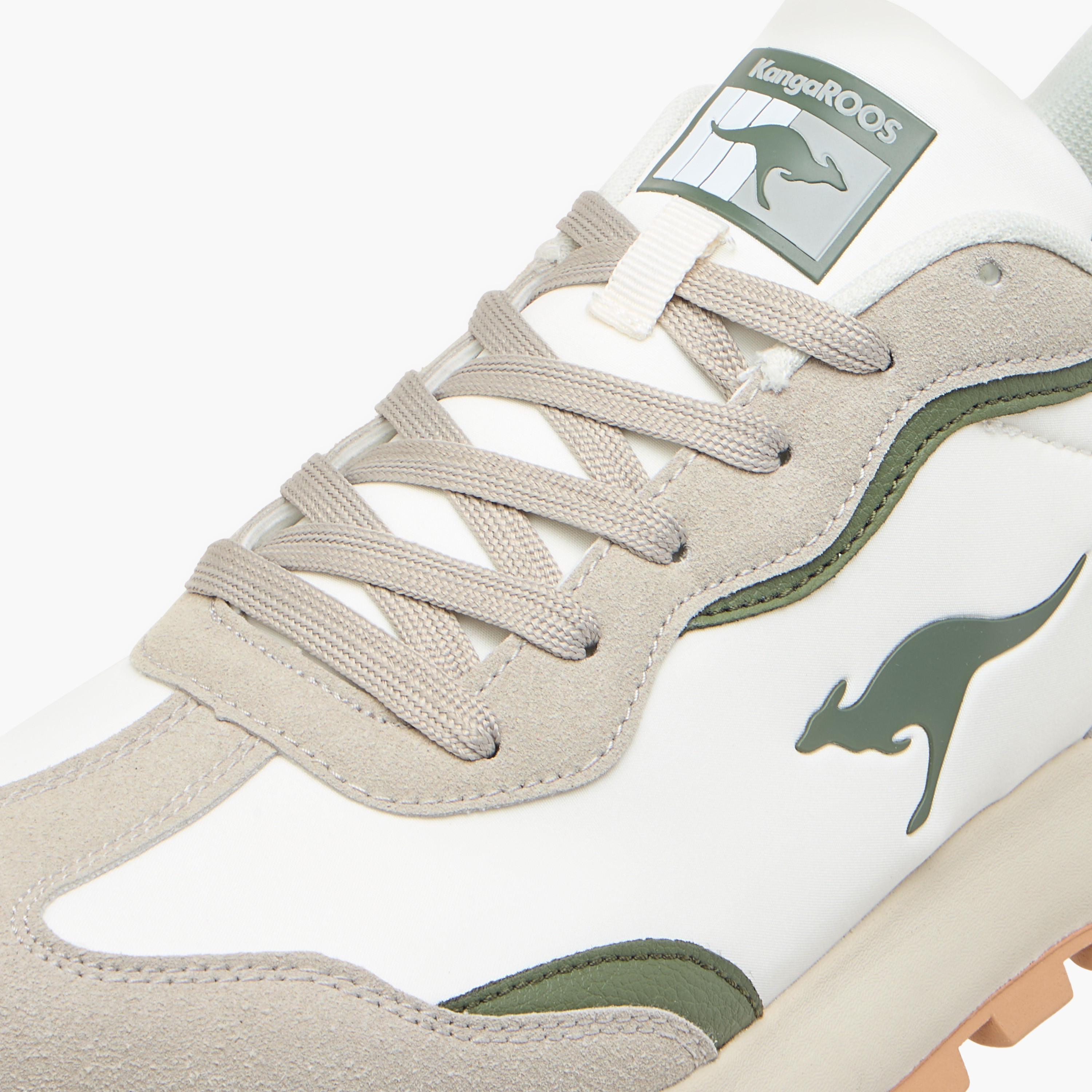 حذاء رياضي بطبعات شعار ورباط إغلاق للرجال من كانجاروز-sports-men-shoes-image-4