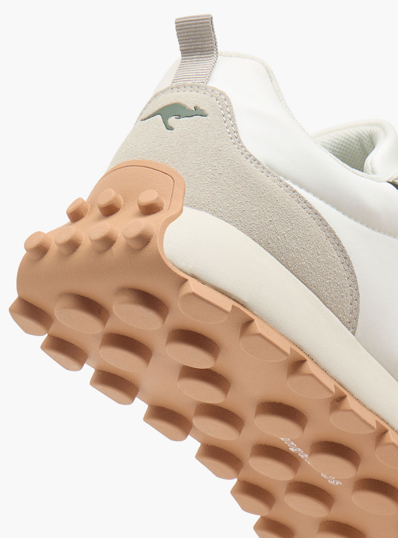 حذاء رياضي بطبعات شعار ورباط إغلاق للرجال من كانجاروز-sports-men-shoes-image-5