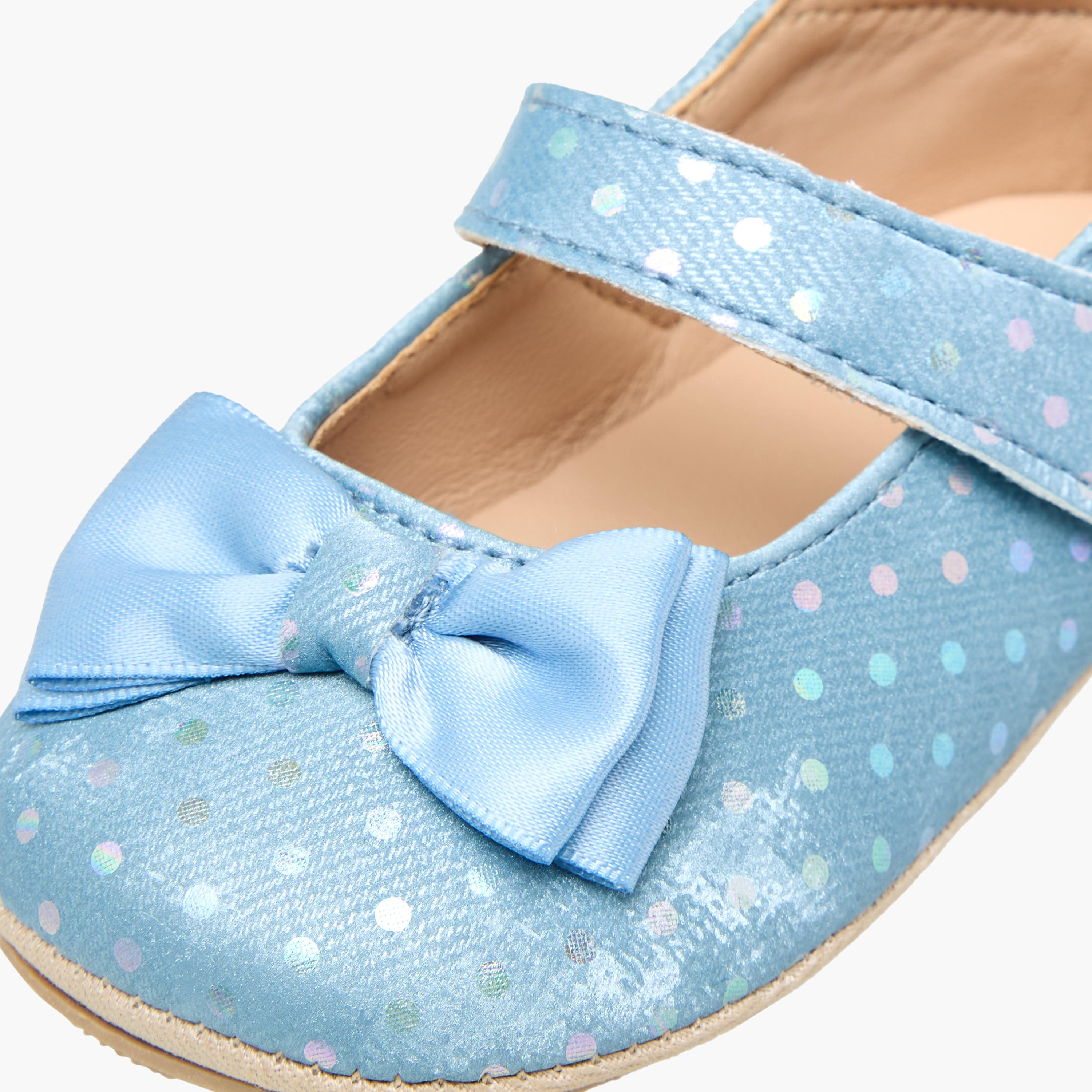 حذاء خفيف بشريط إغلاق لاصق من بيرفيت-baby-girls-shoes-booties-image-4