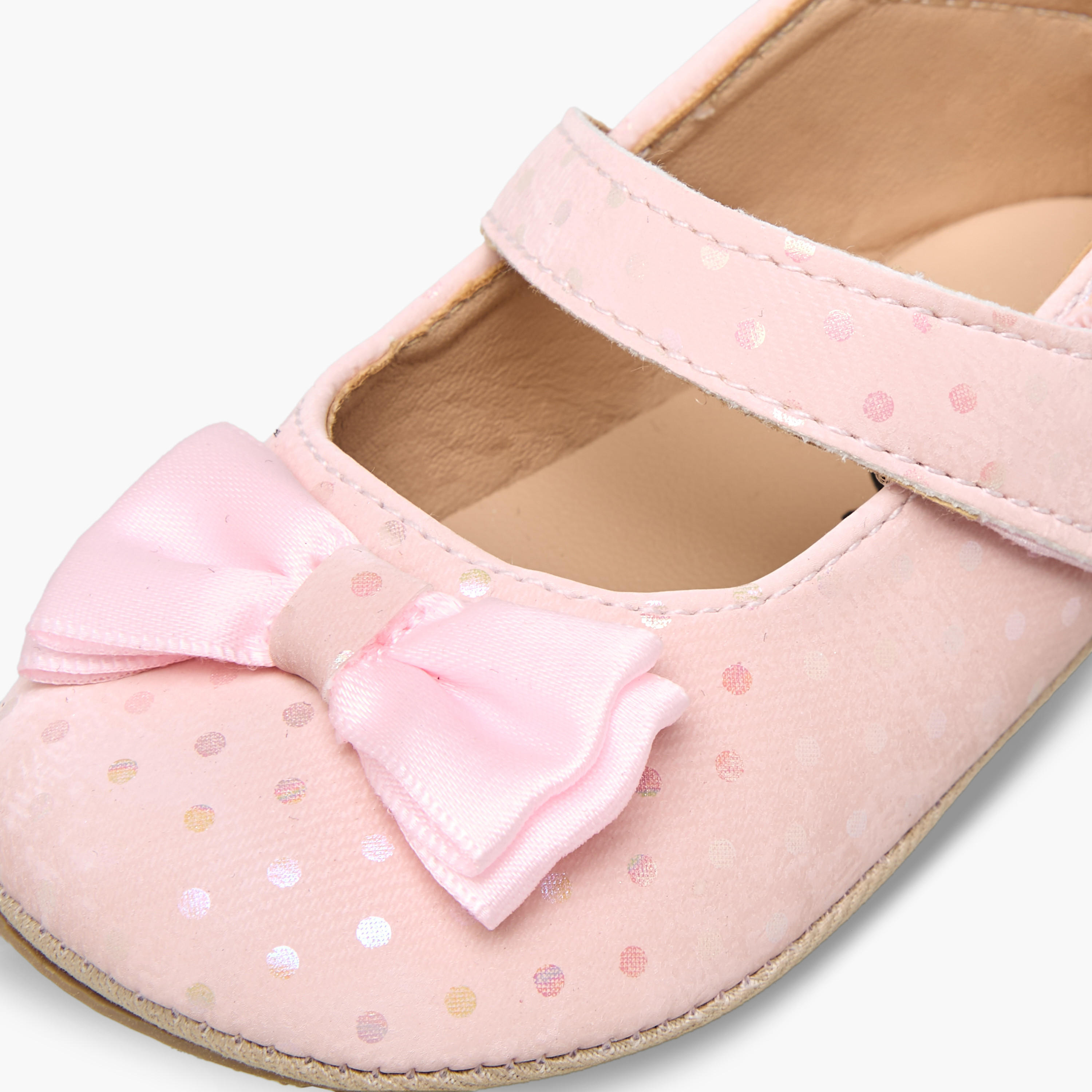 حذاء خفيف بشريط إغلاق لاصق من بيرفيت-baby-girls-shoes-booties-image-4