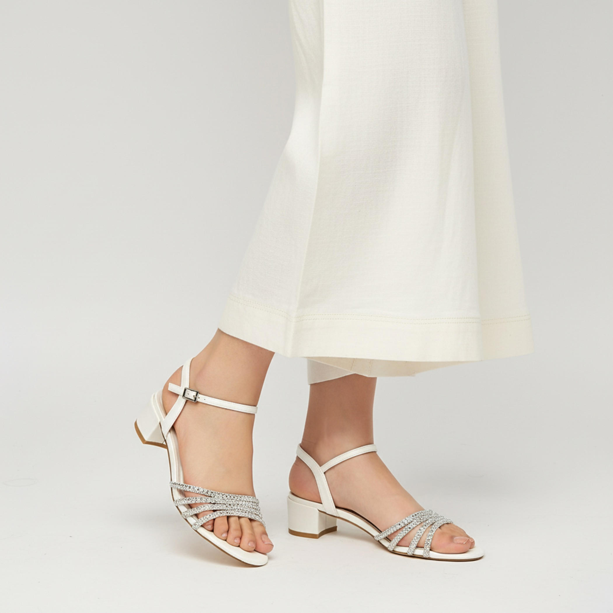 صندل مزين بكعب سميك للنساء من سيليست-women-shoes-sandals-heeled-image-2