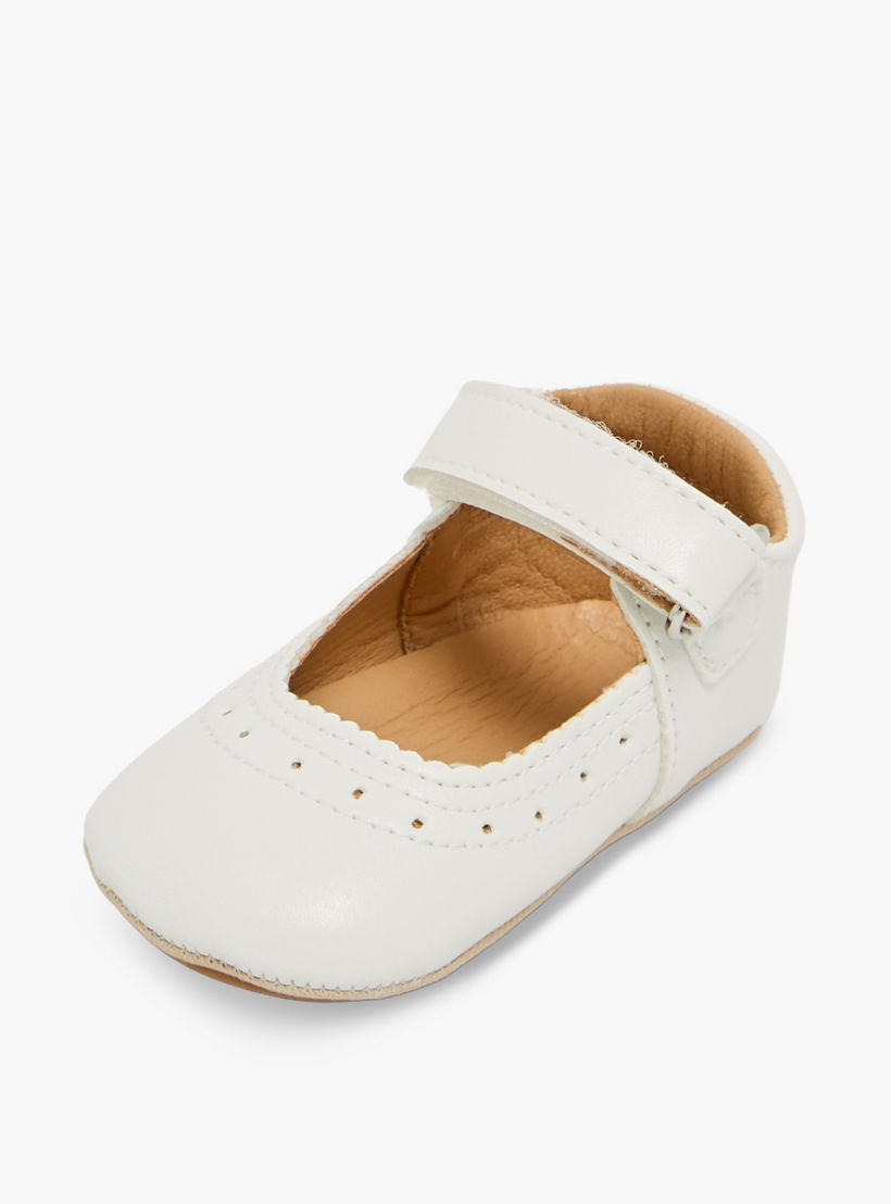 حذاء خفيف بشريط إغلاق لاصق من بيرفيت-baby-girls-shoes-booties-image-4