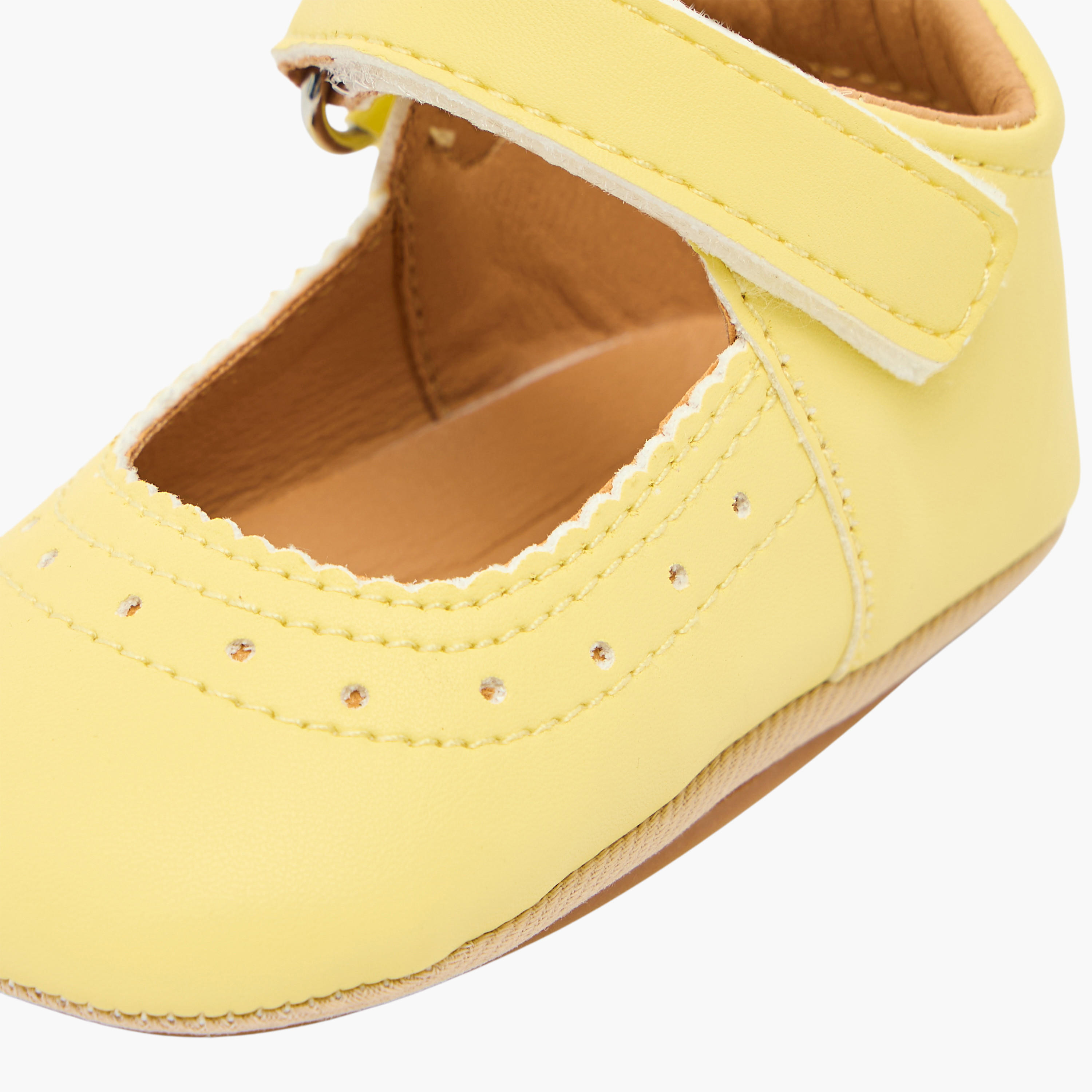 حذاء خفيف بشريط إغلاق لاصق من بيرفيت-baby-girls-shoes-booties-image-4