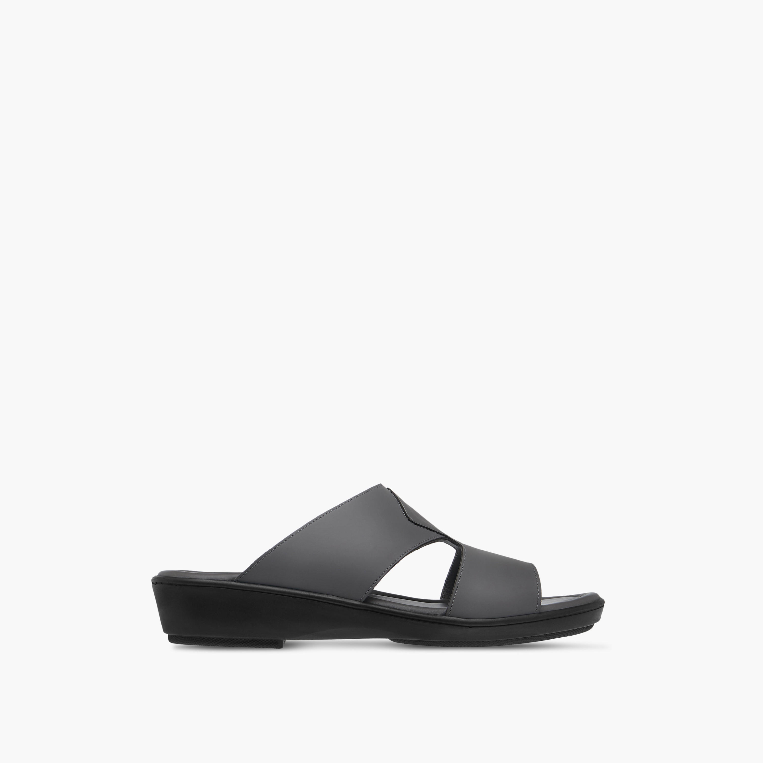 صندل عربي سهل الارتداء بتفاصيل مفرّغة من إل بي إل من شوإكسبريس-men-shoes-sandals-image-2