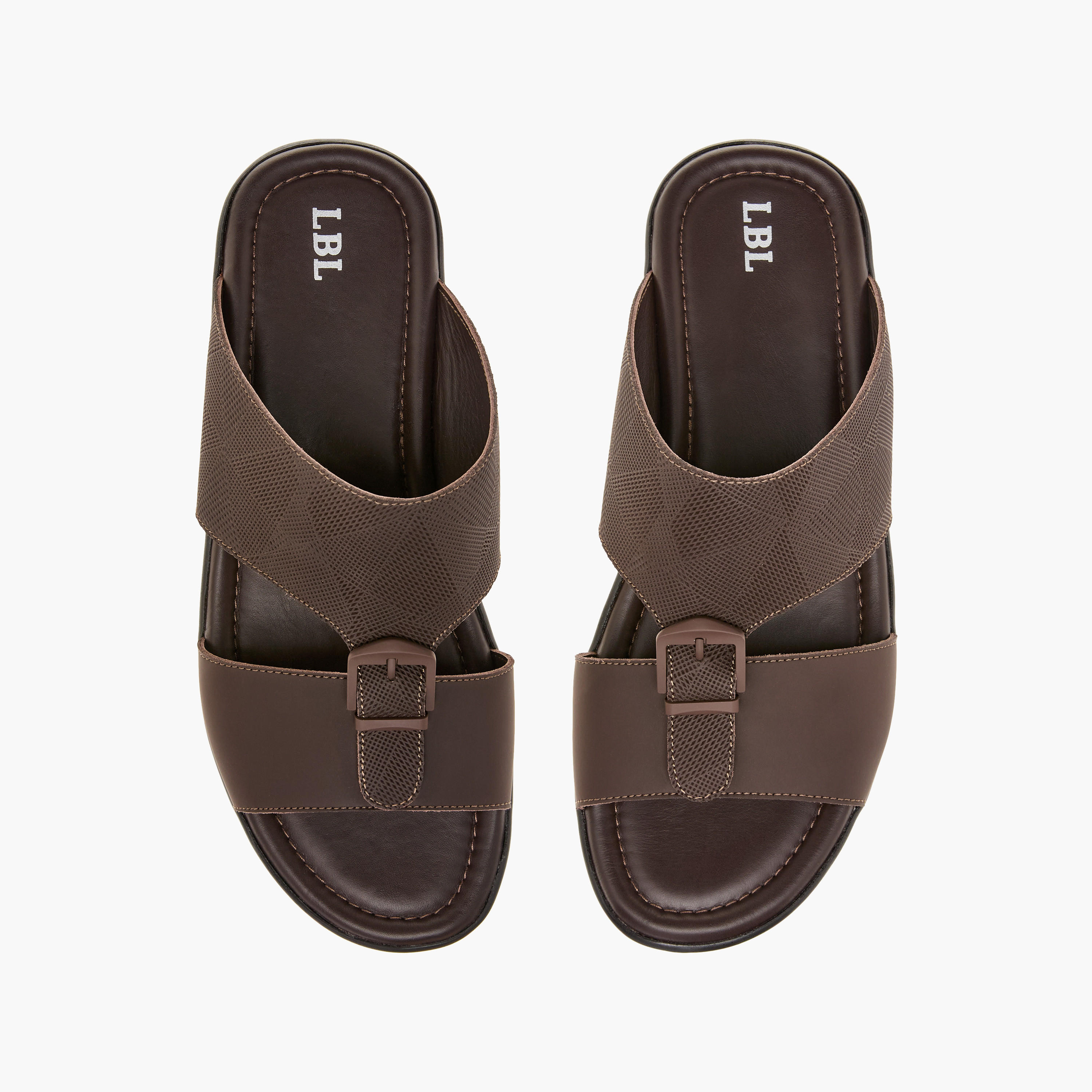 صندل عربي سهل الارتداء بارز الملمس بتفاصيل أبزيم إل بي إل من شو إكسبريس-men-shoes-sandals-image-1
