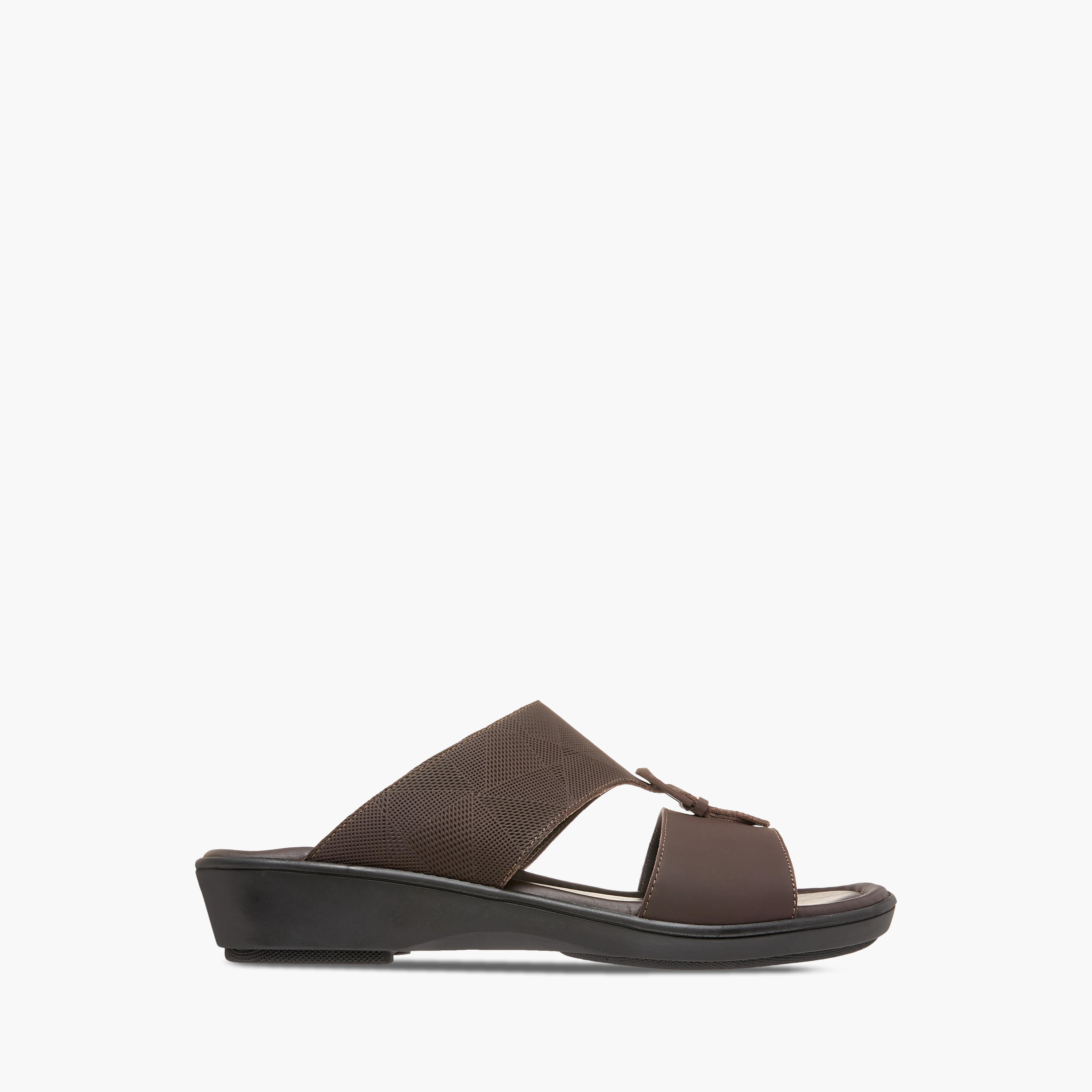 صندل عربي سهل الارتداء بارز الملمس بتفاصيل أبزيم إل بي إل من شو إكسبريس-men-shoes-sandals-image-2