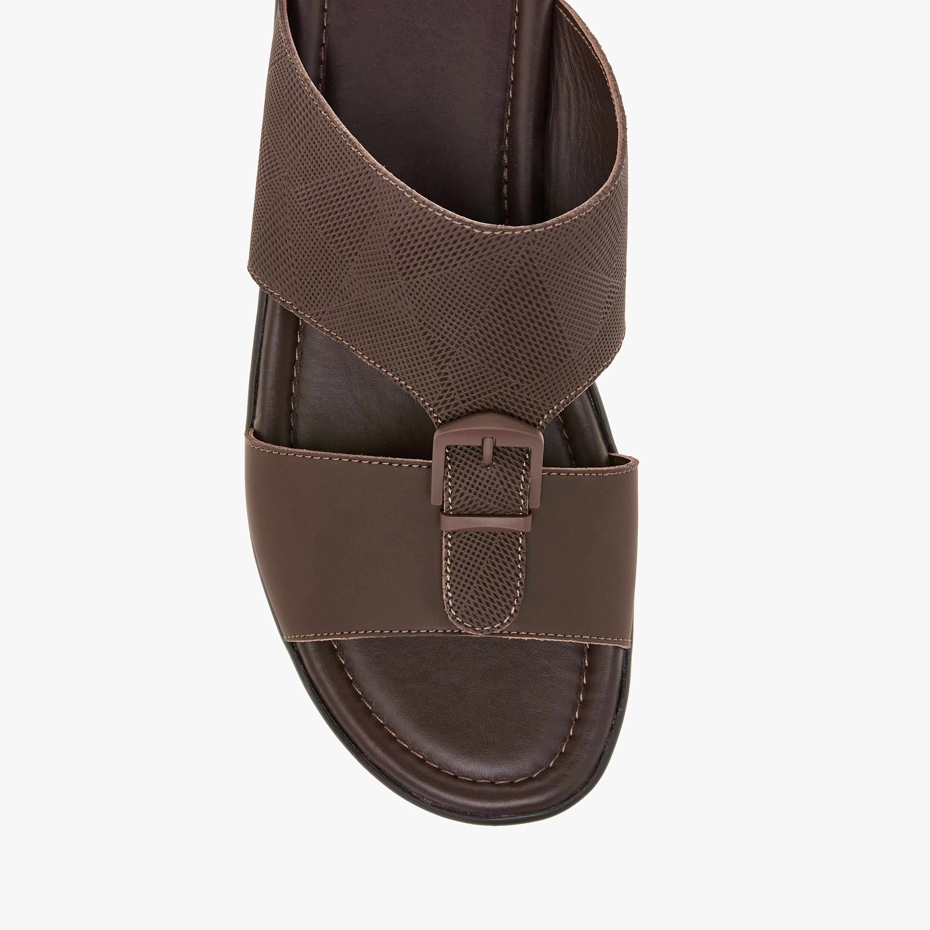 صندل عربي سهل الارتداء بارز الملمس بتفاصيل أبزيم إل بي إل من شو إكسبريس-men-shoes-sandals-image-3
