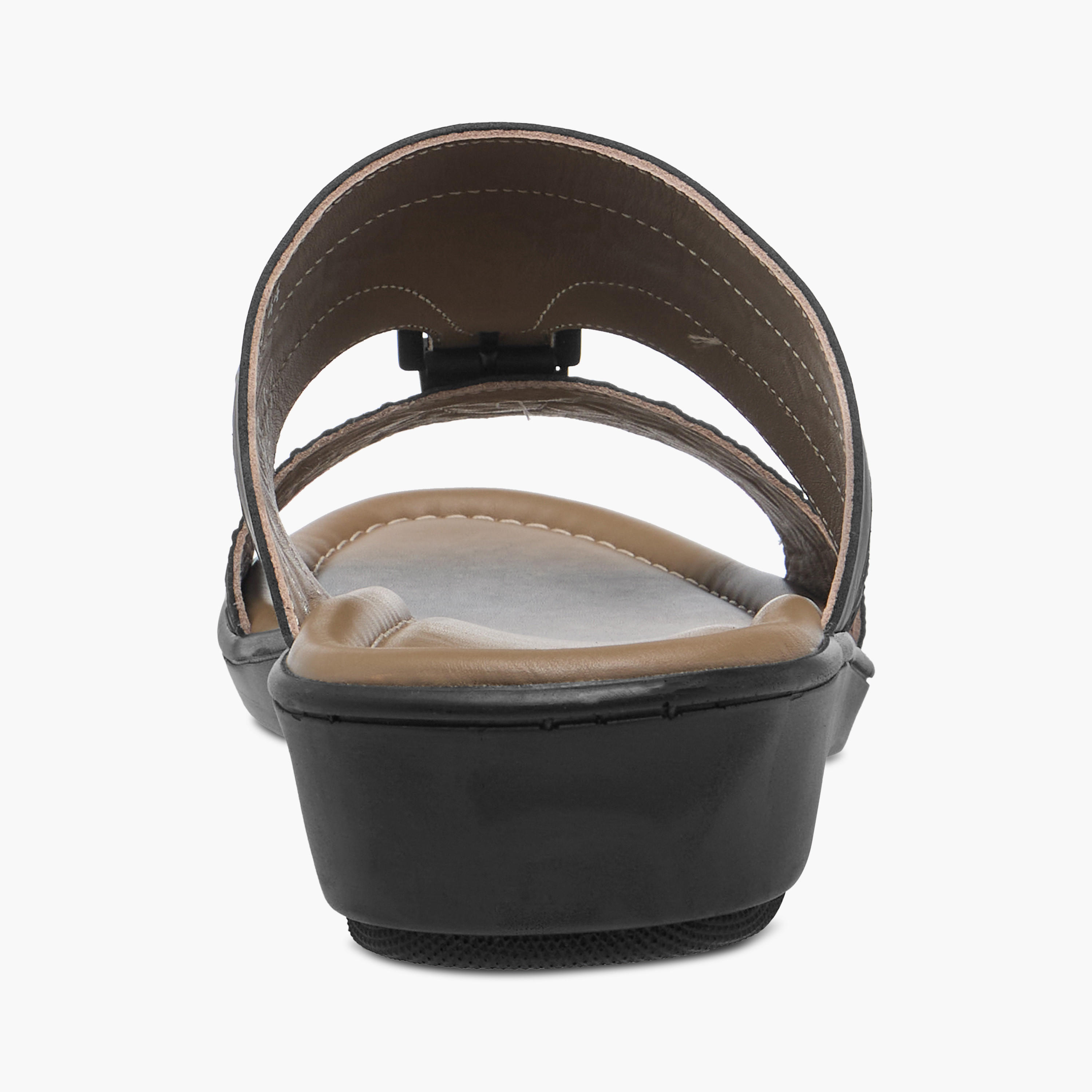 صندل عربي سهل الارتداء بارز الملمس بتفاصيل إبزيم من إل بي إل من شو إكسبريس-men-shoes-sandals-image-4