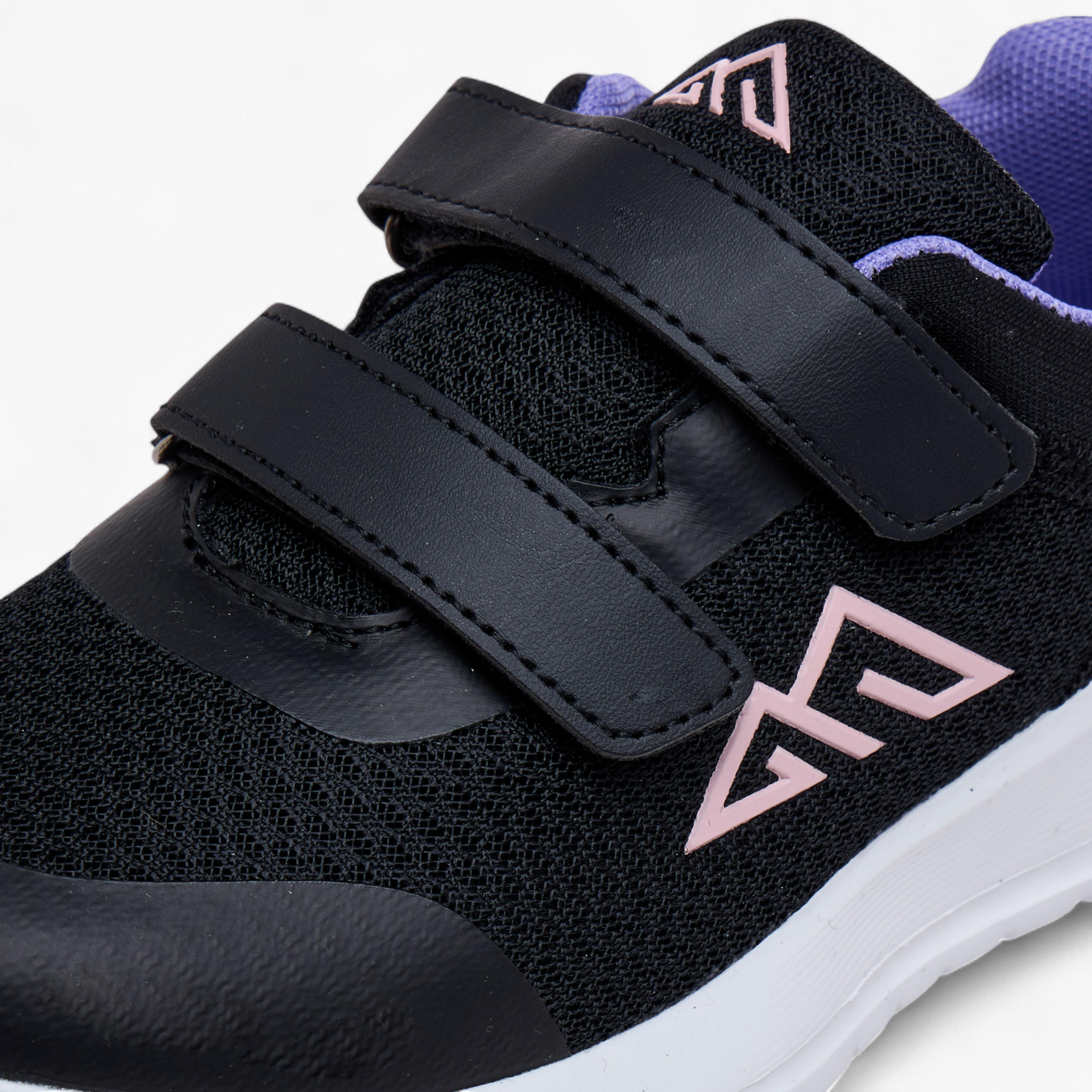 حذاء رياضي بشريط إغلاق لاصق وطبعات شعار من أوكلان من شو إكسبريس-girls-shoes-sneakers-image-4
